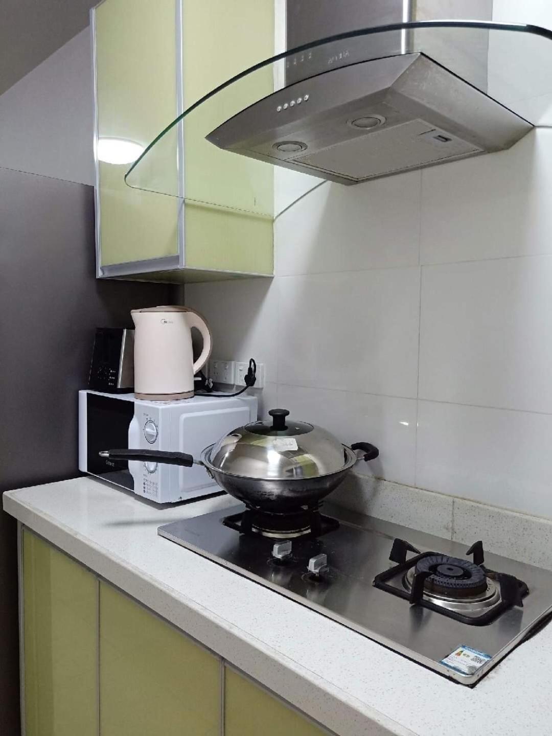 Two bedroom -King sized bedroom-Free parking - view 3