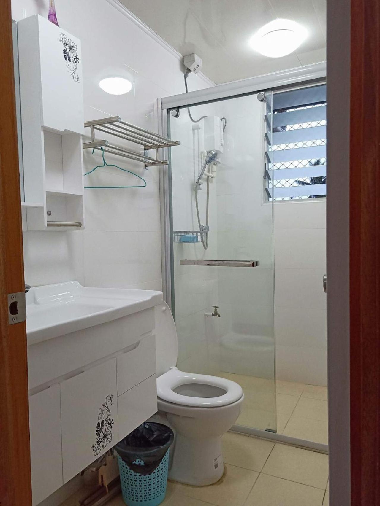 Two bedroom -King sized bedroom-Free parking - view 11