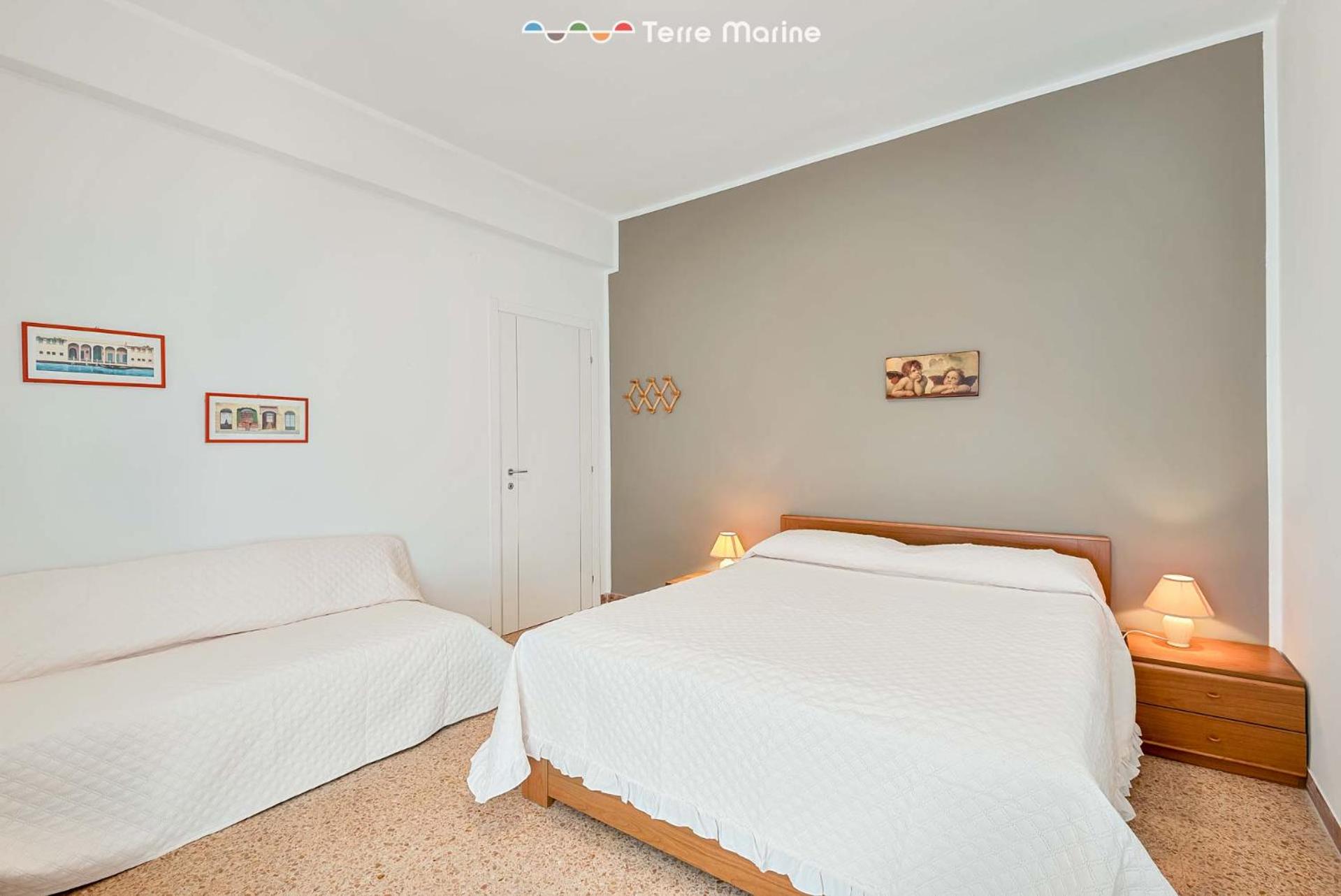Inside Lerici, free Parking view 5