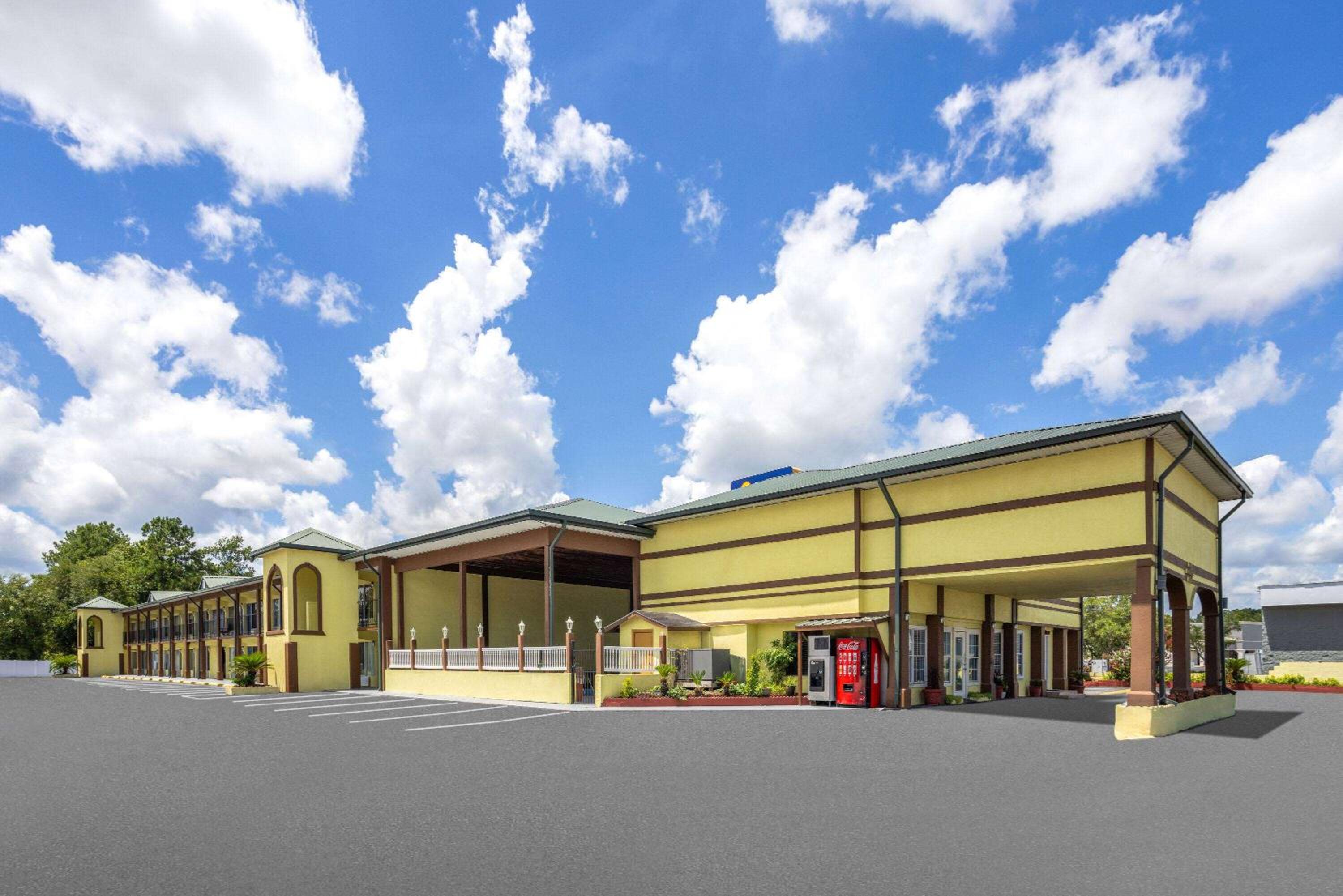 Days Inn by Wyndham Waycross view 2