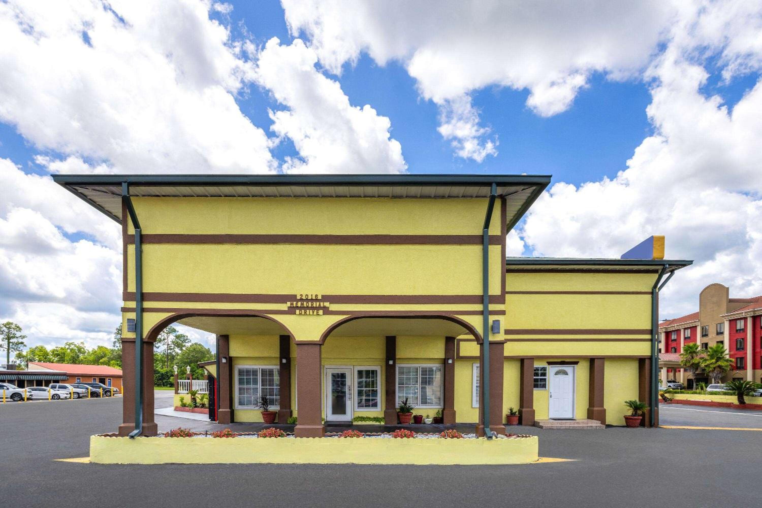 Days Inn by Wyndham Waycross view 3