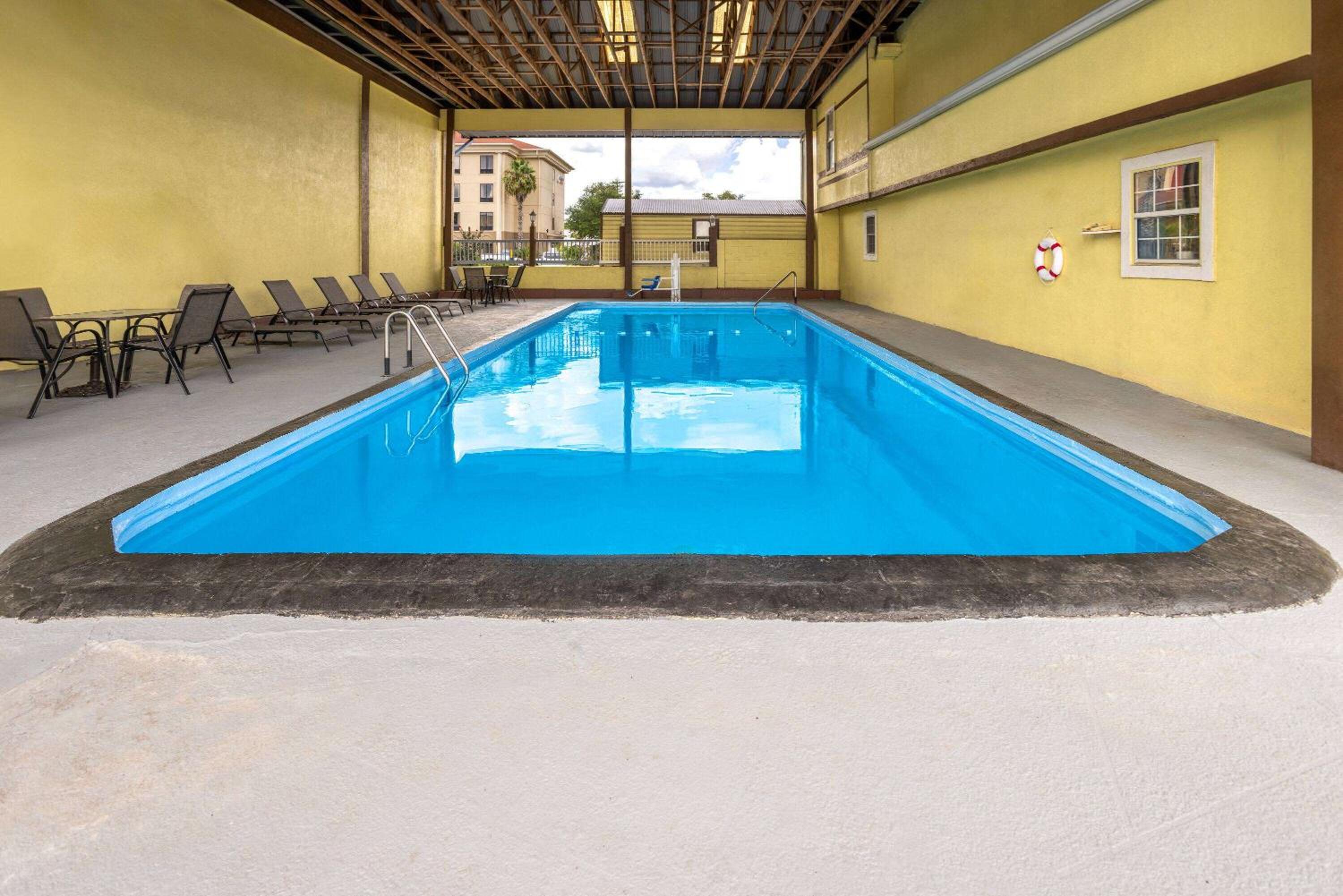 Days Inn by Wyndham Waycross view 5