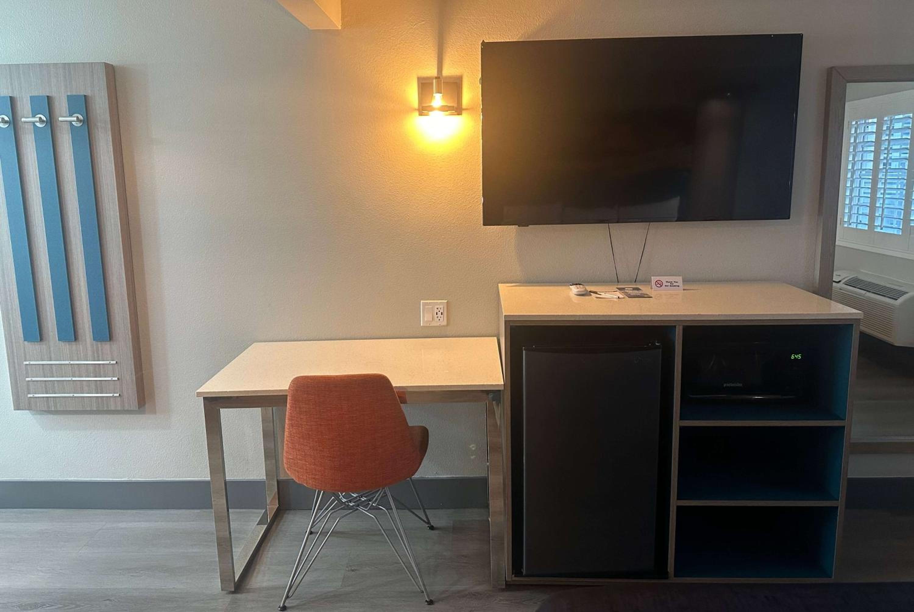 Super 8 by Wyndham Oceanside Downtown - Property Image 49