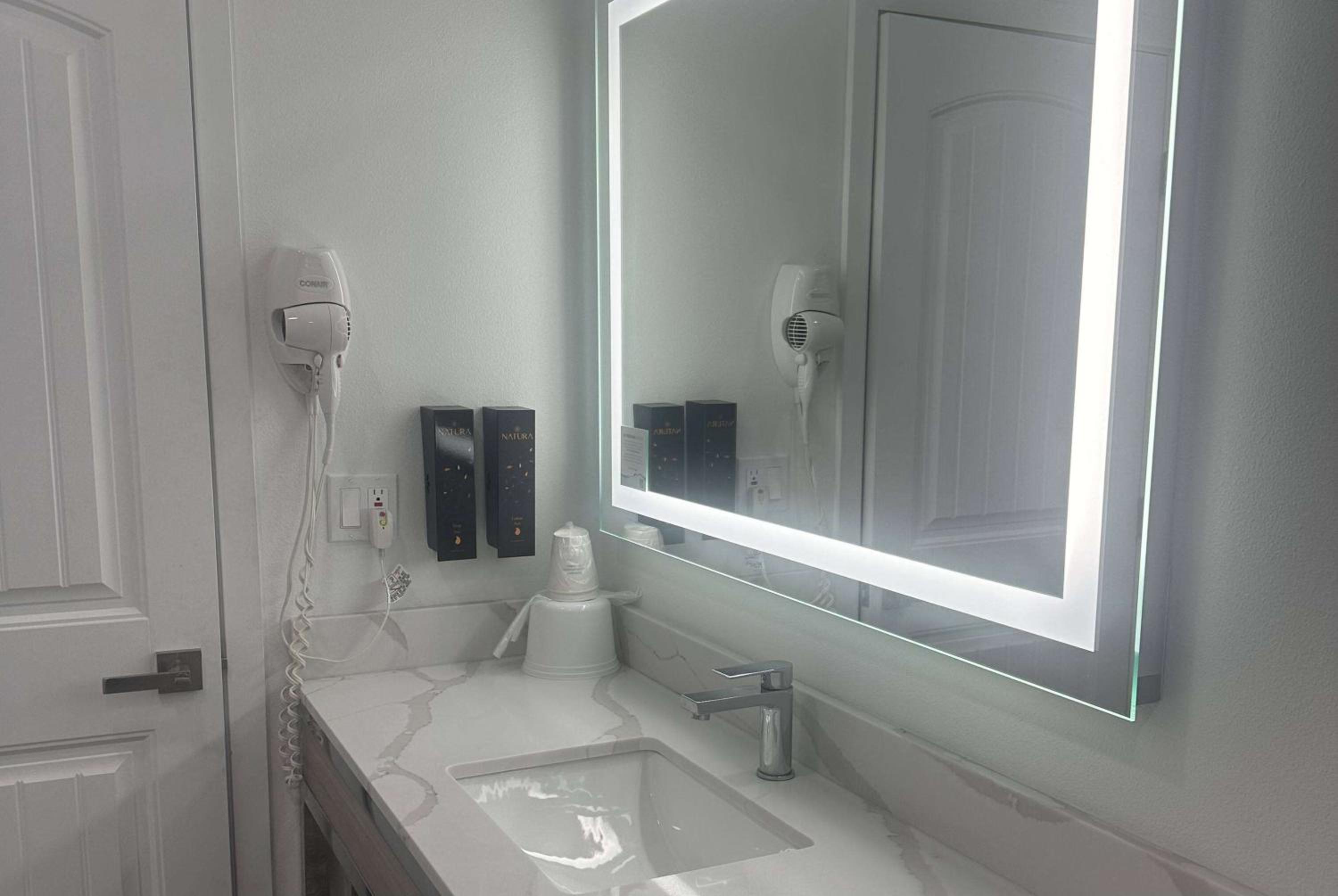 Super 8 by Wyndham Oceanside Downtown - Property Image 94