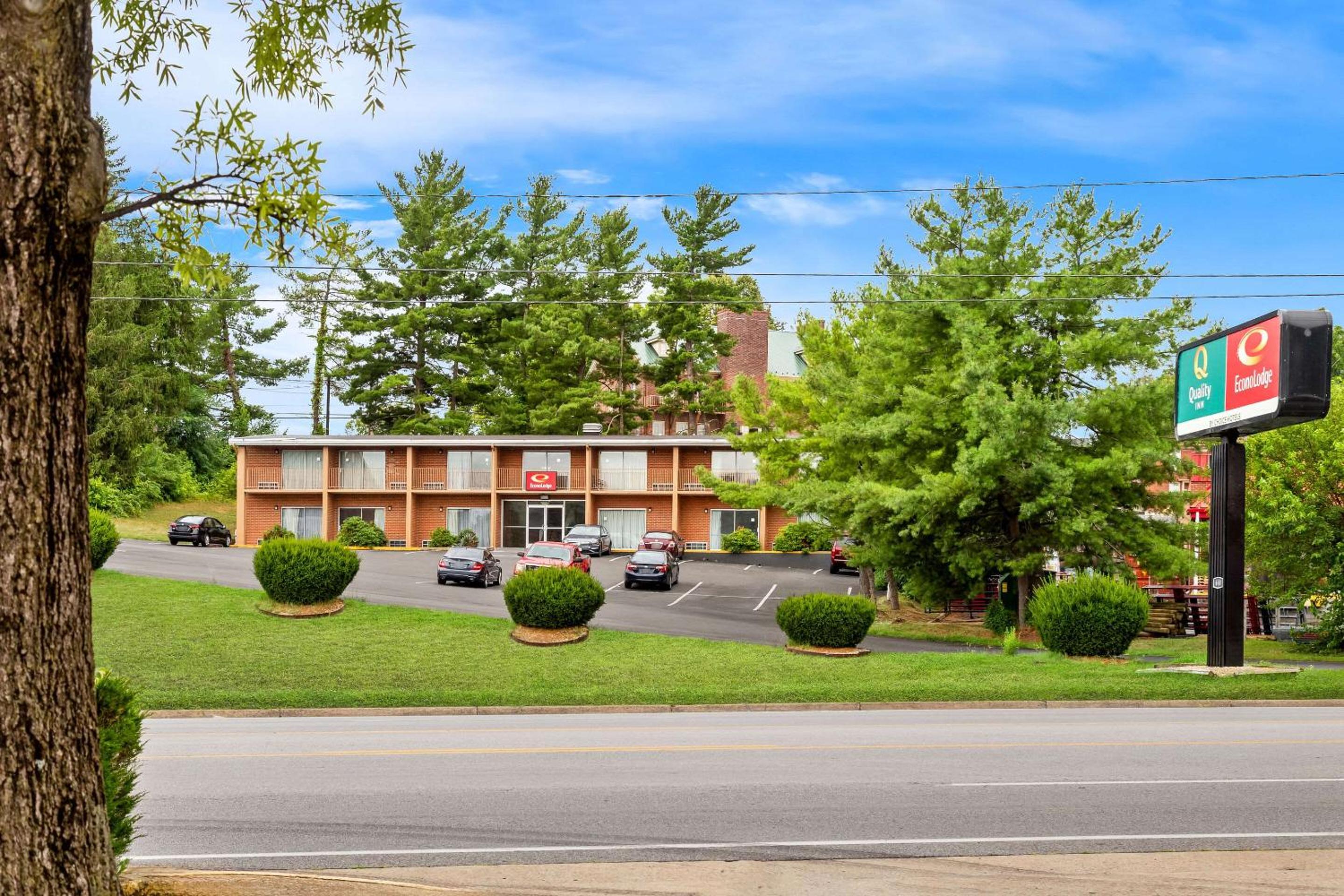 Econo Lodge Waynesboro - Skyline Drive view 2