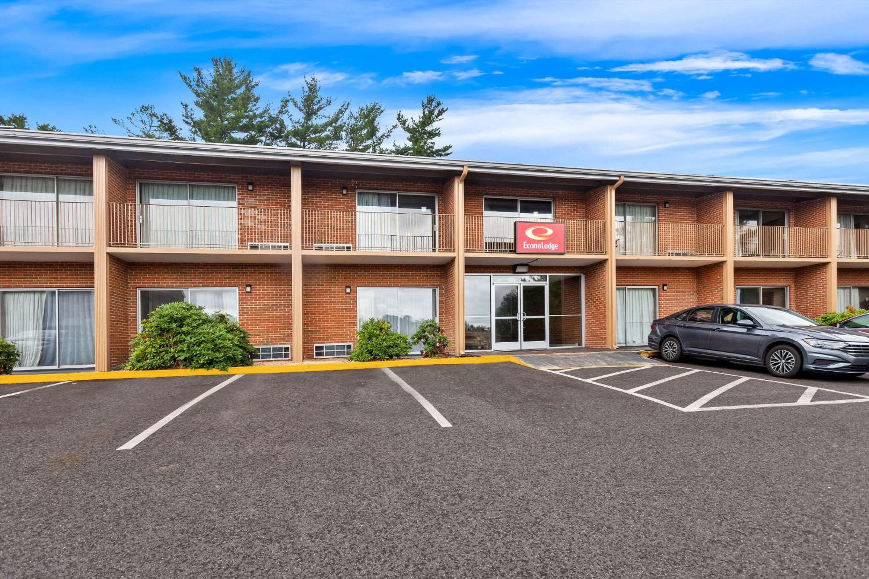 Econo Lodge Waynesboro - Skyline Drive view 4