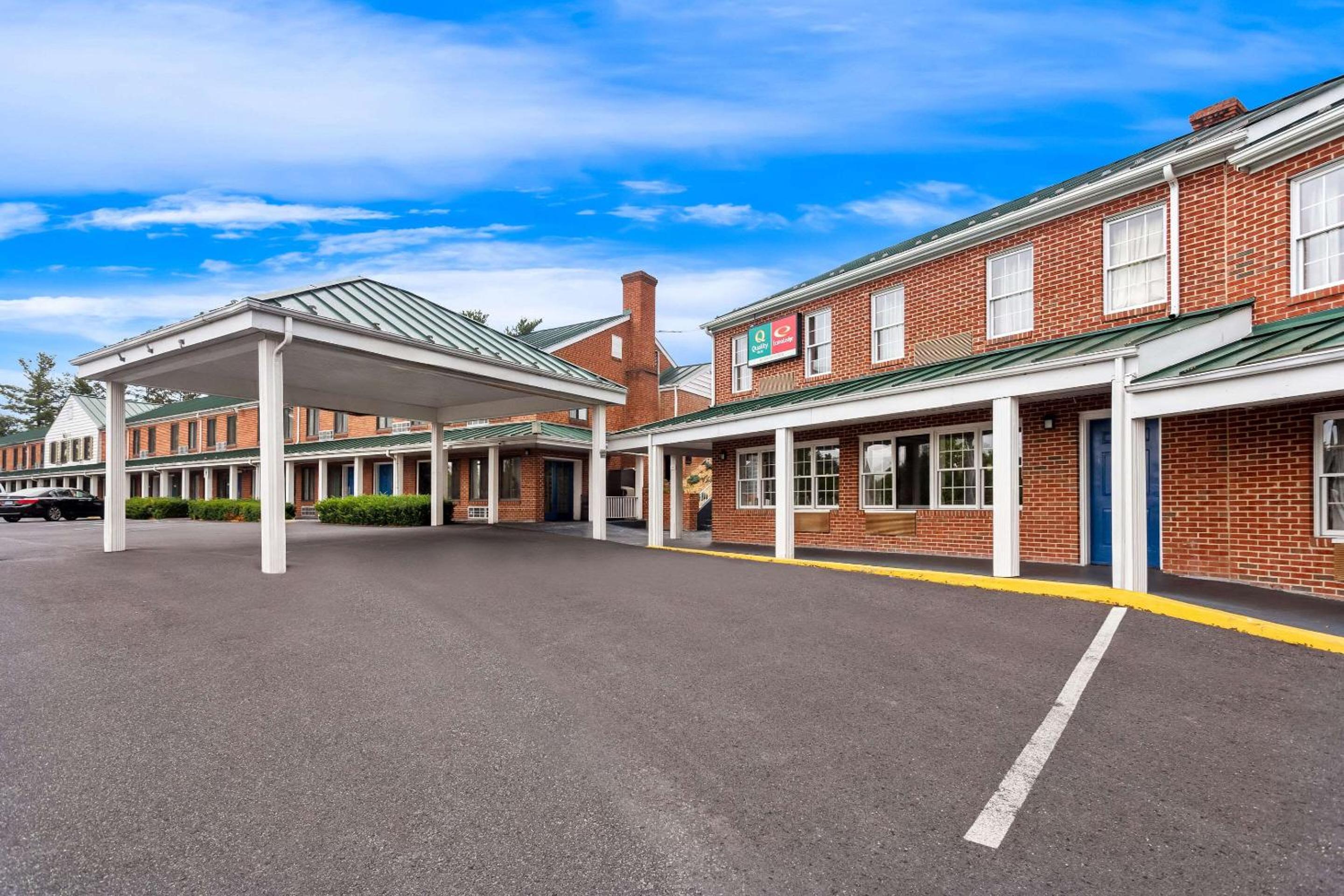Econo Lodge Waynesboro - Skyline Drive view 5