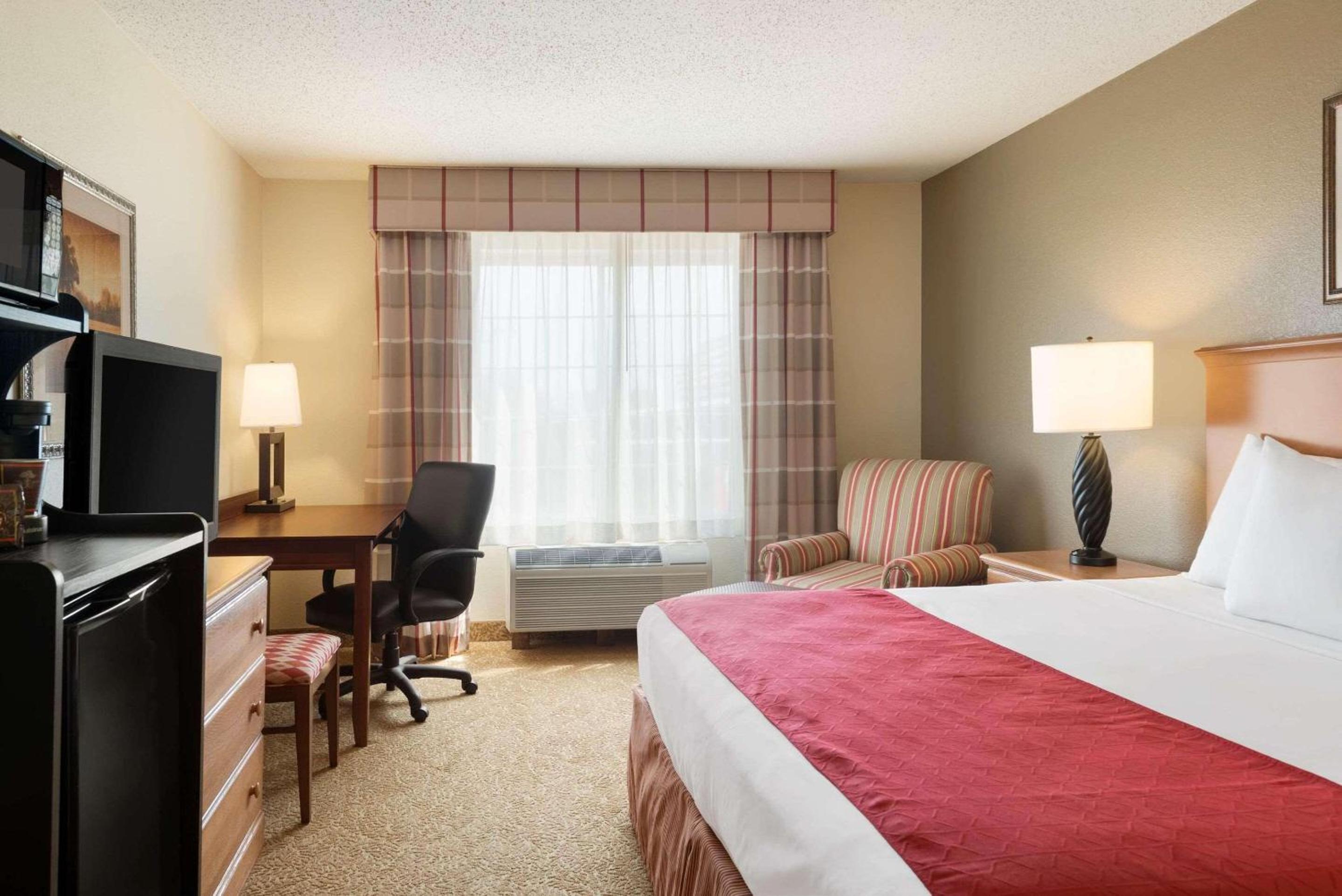Country Inn & Suites by Radisson, Davenport - Quad Cities - Image 4