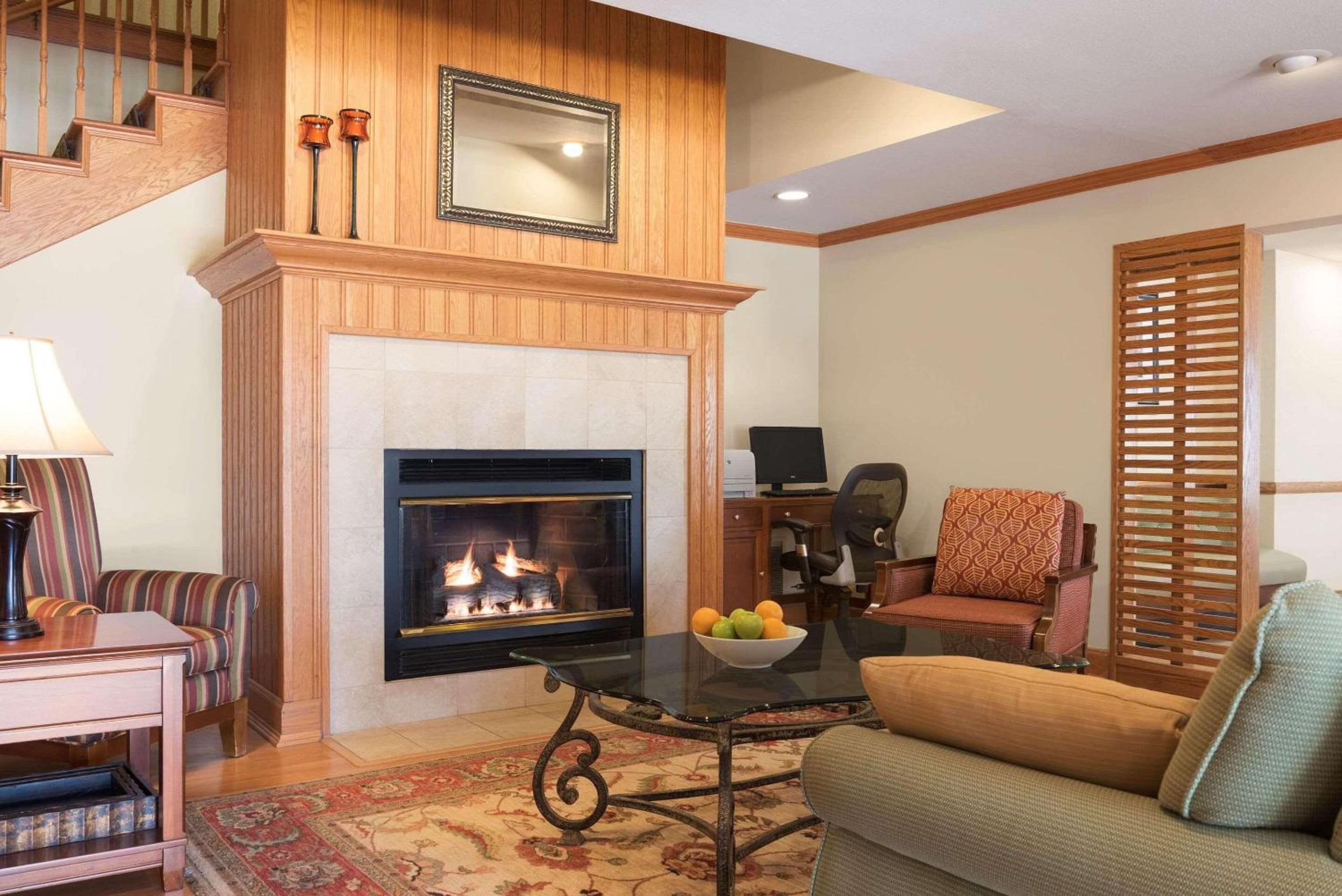 Country Inn & Suites by Radisson, Davenport - Quad Cities - Image 3