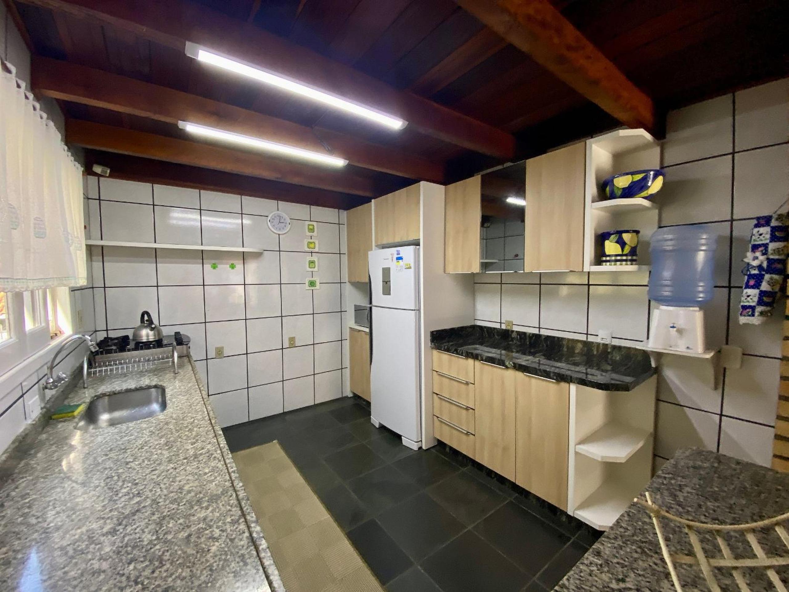 002B - Casa de Veraneio em Bombinhas com 4 dormitórios Próxima ao Mar