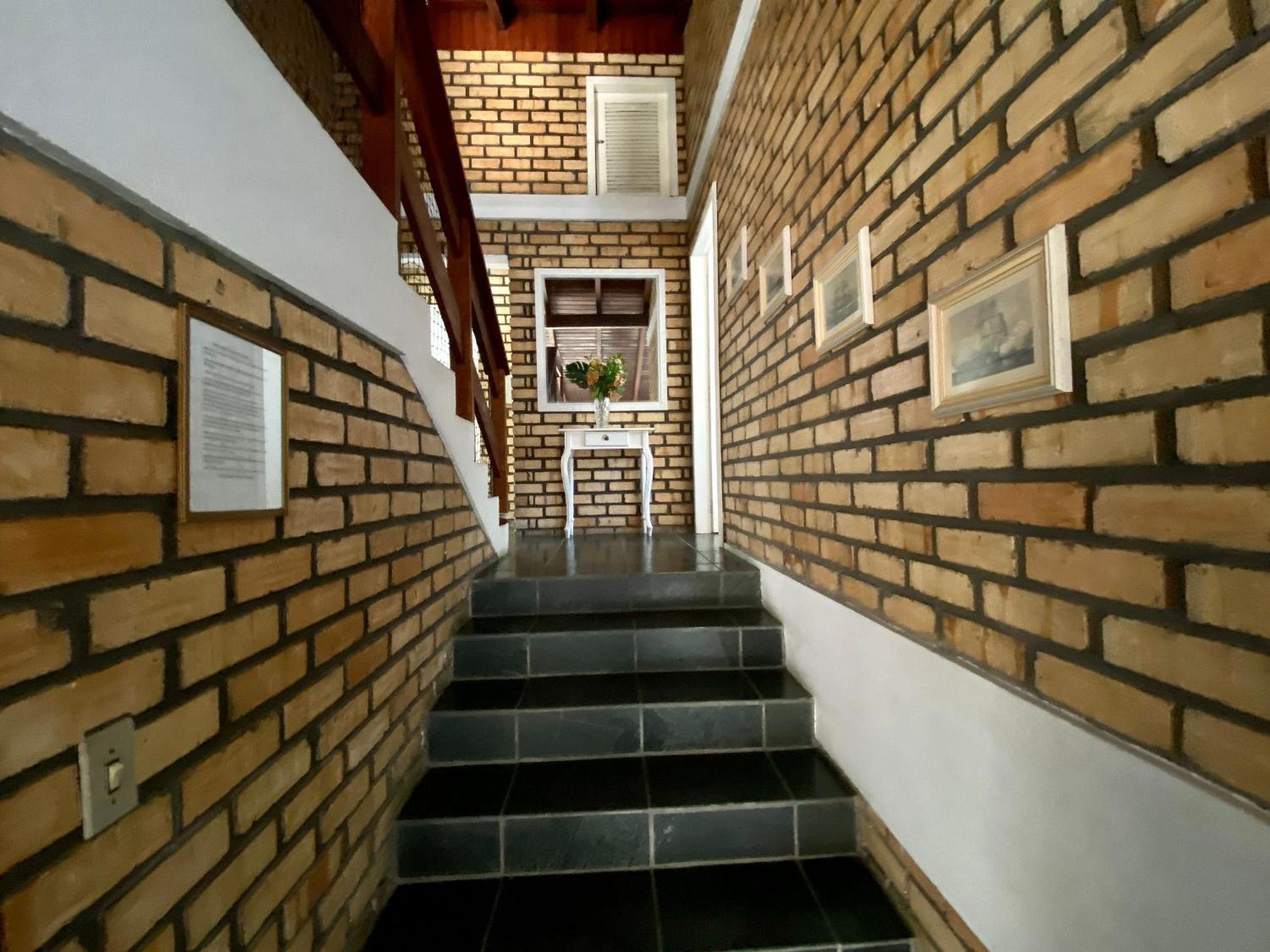 002B - Casa de Veraneio em Bombinhas com 4 dormitórios Próxima ao Mar