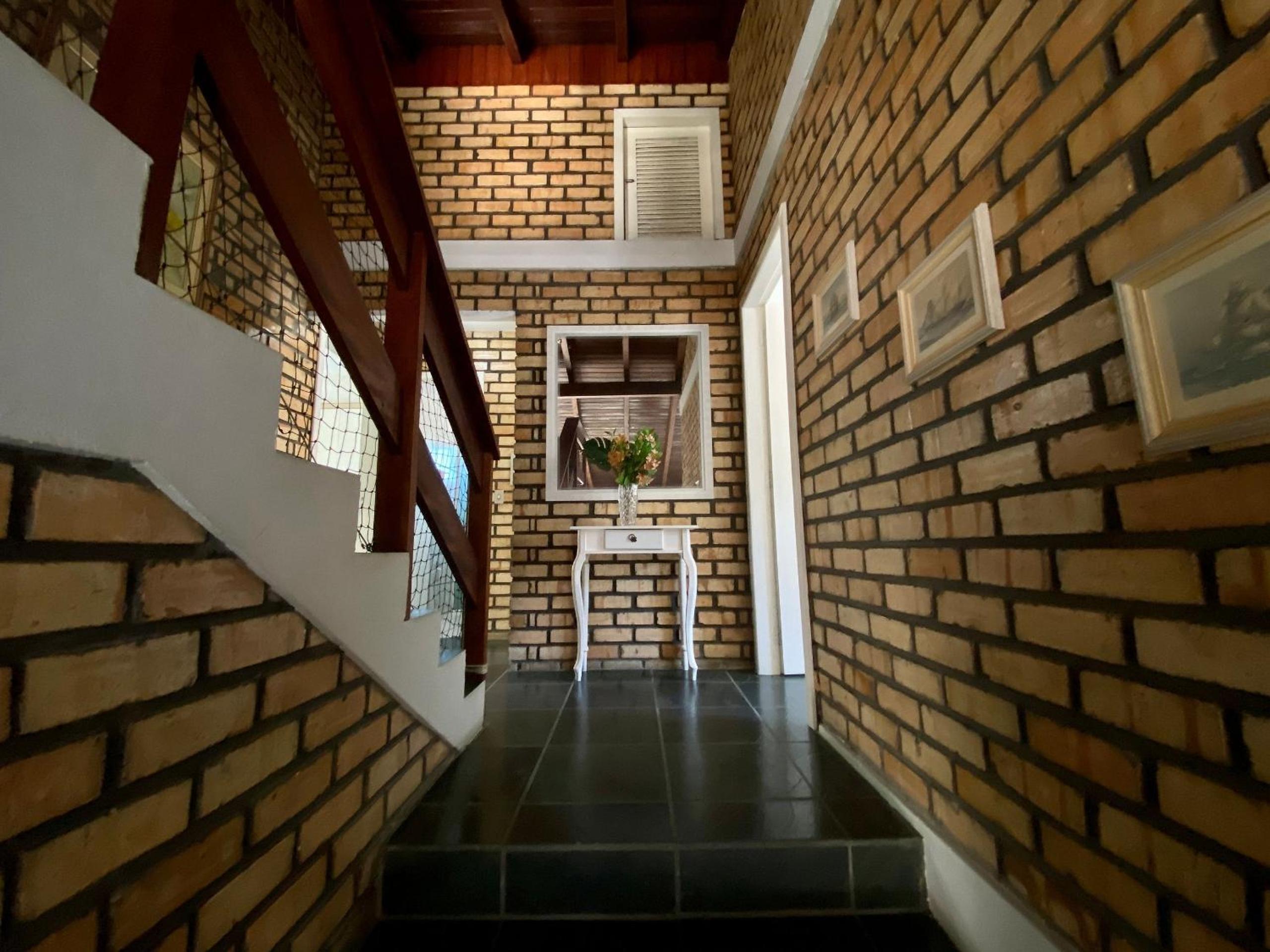 002B - Casa de Veraneio em Bombinhas com 4 dormitórios Próxima ao Mar