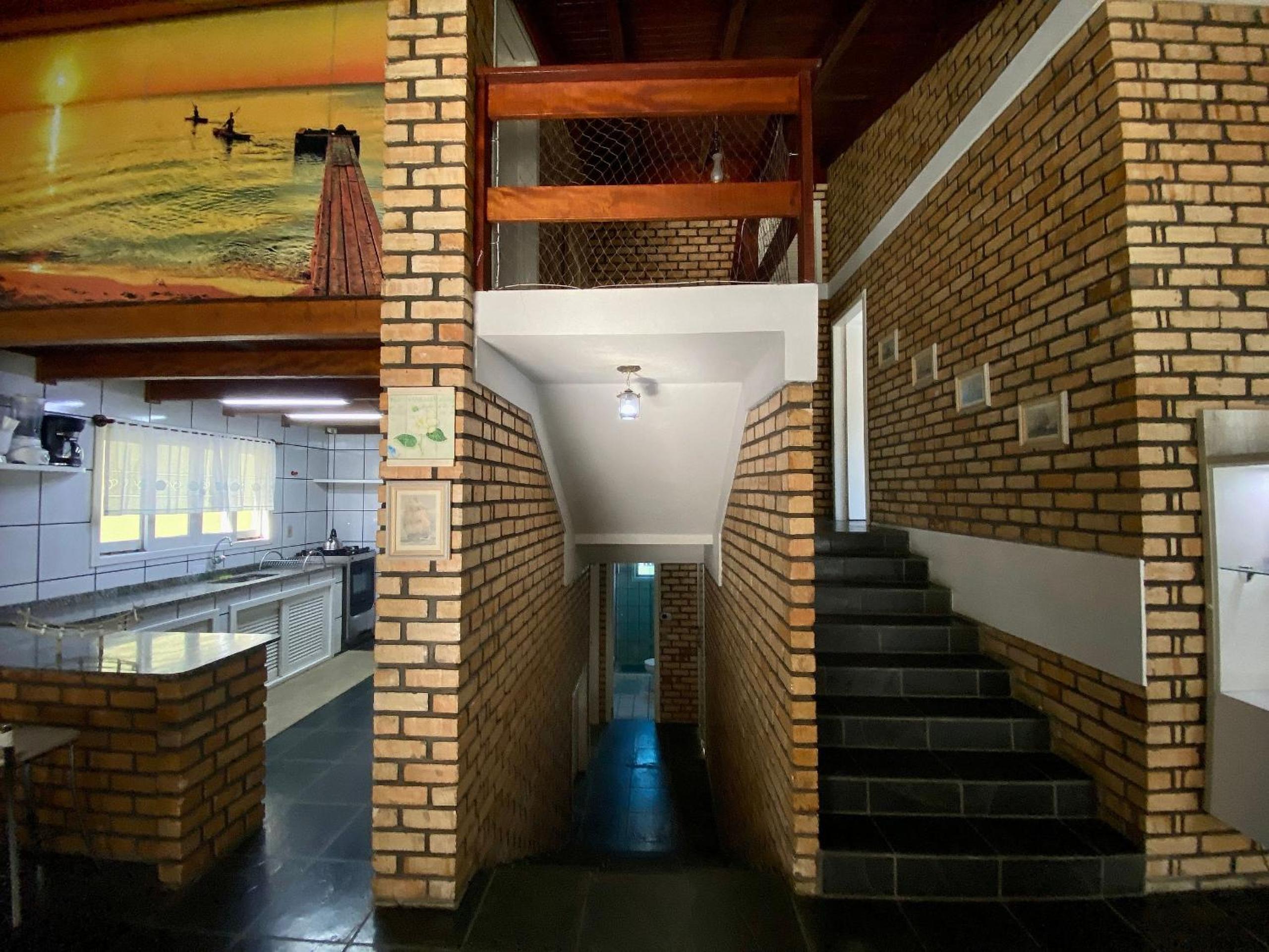 002B - Casa de Veraneio em Bombinhas com 4 dormitórios Próxima ao Mar