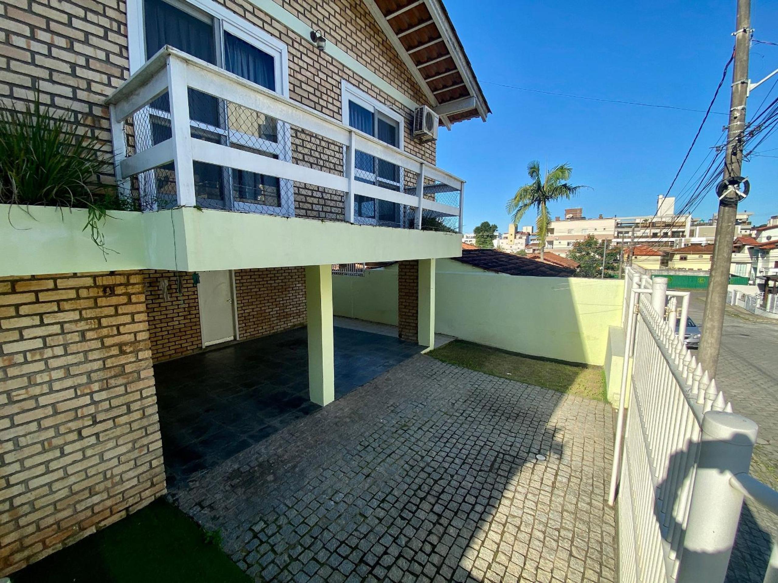 002B - Casa de Veraneio em Bombinhas com 4 dormitórios Próxima ao Mar