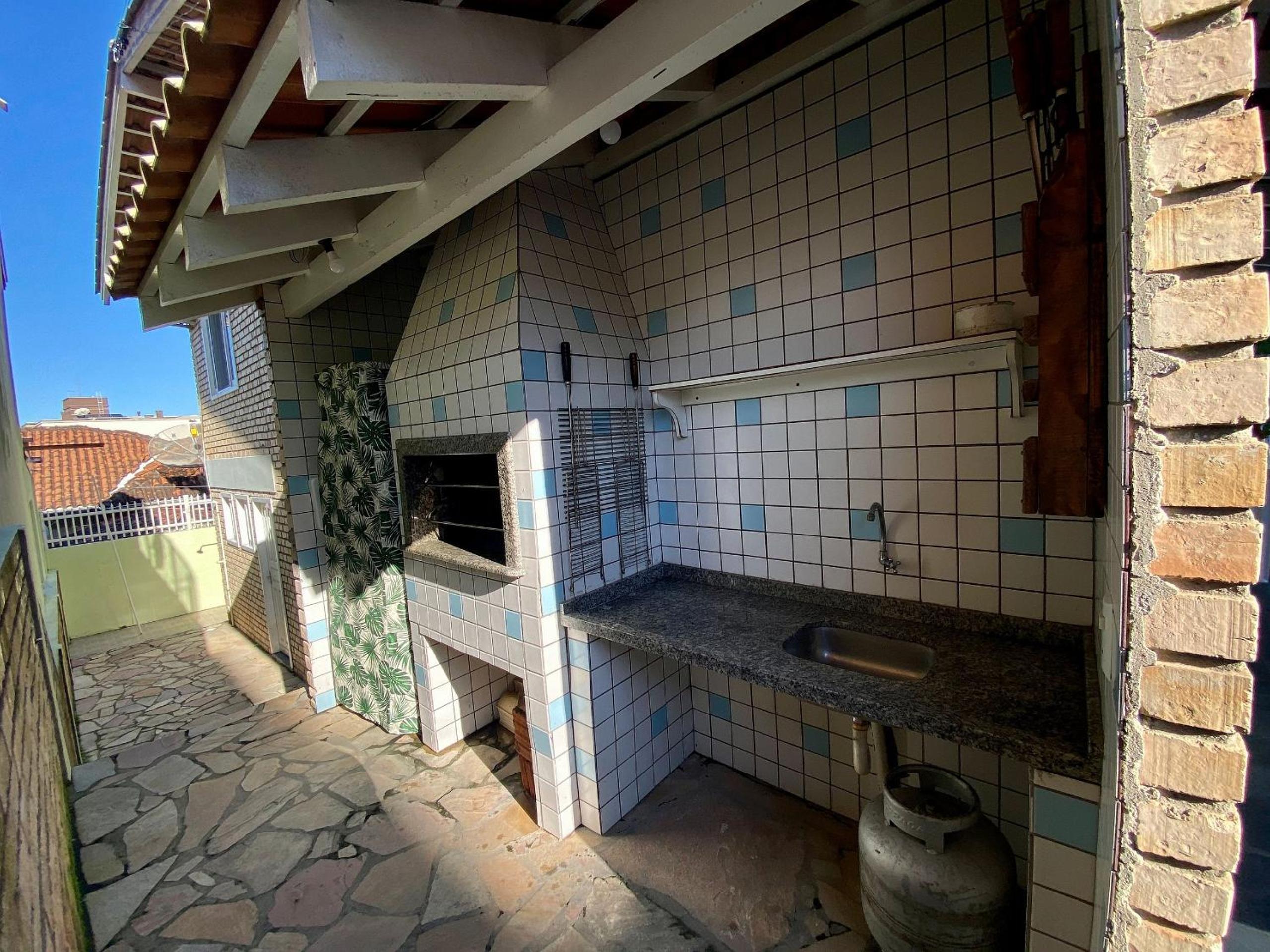 002B - Casa de Veraneio em Bombinhas com 4 dormitórios Próxima ao Mar