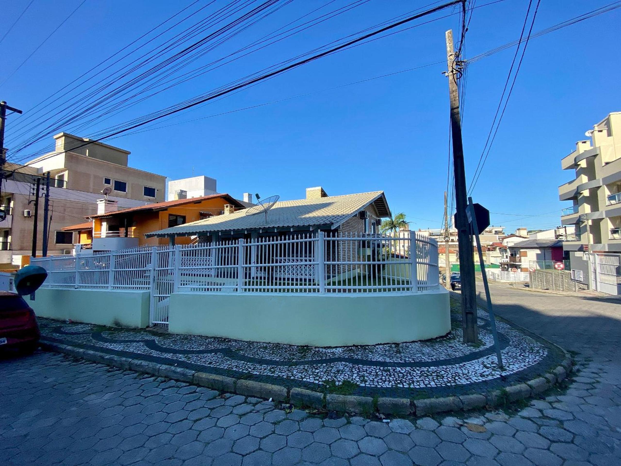 002B - Casa de Veraneio em Bombinhas com 4 dormitórios Próxima ao Mar