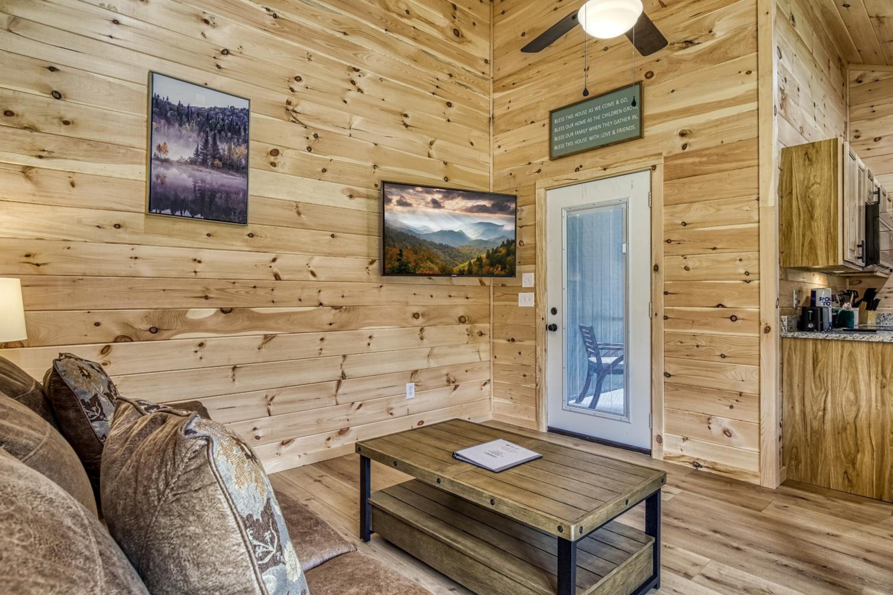 Little Haven Cottage-Pickleball Court, Creek, WIFI, Mountain Views, Starting at 79