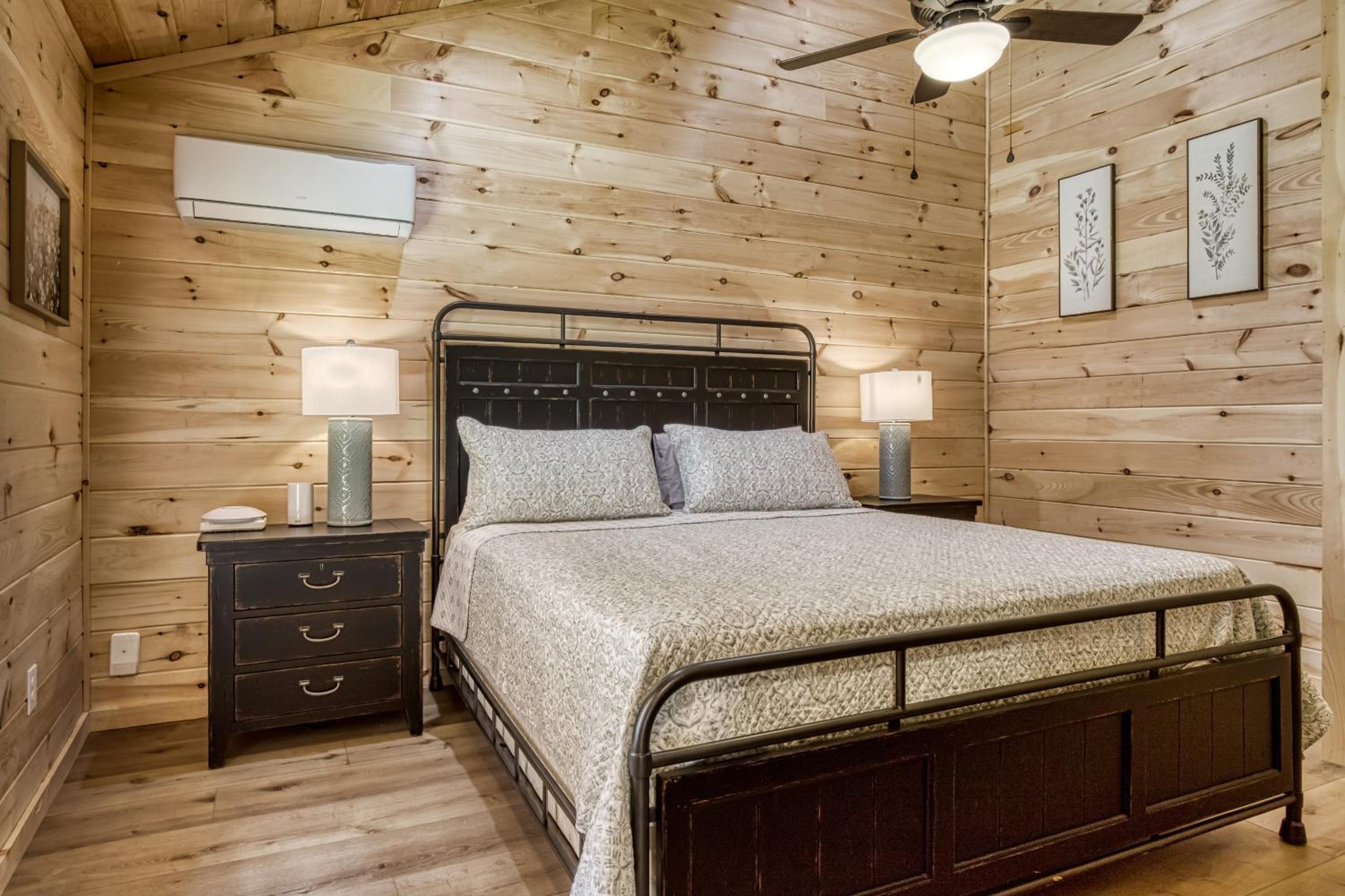 Little Haven Cottage-Pickleball Court, Creek, WIFI, Mountain Views, Starting at 79