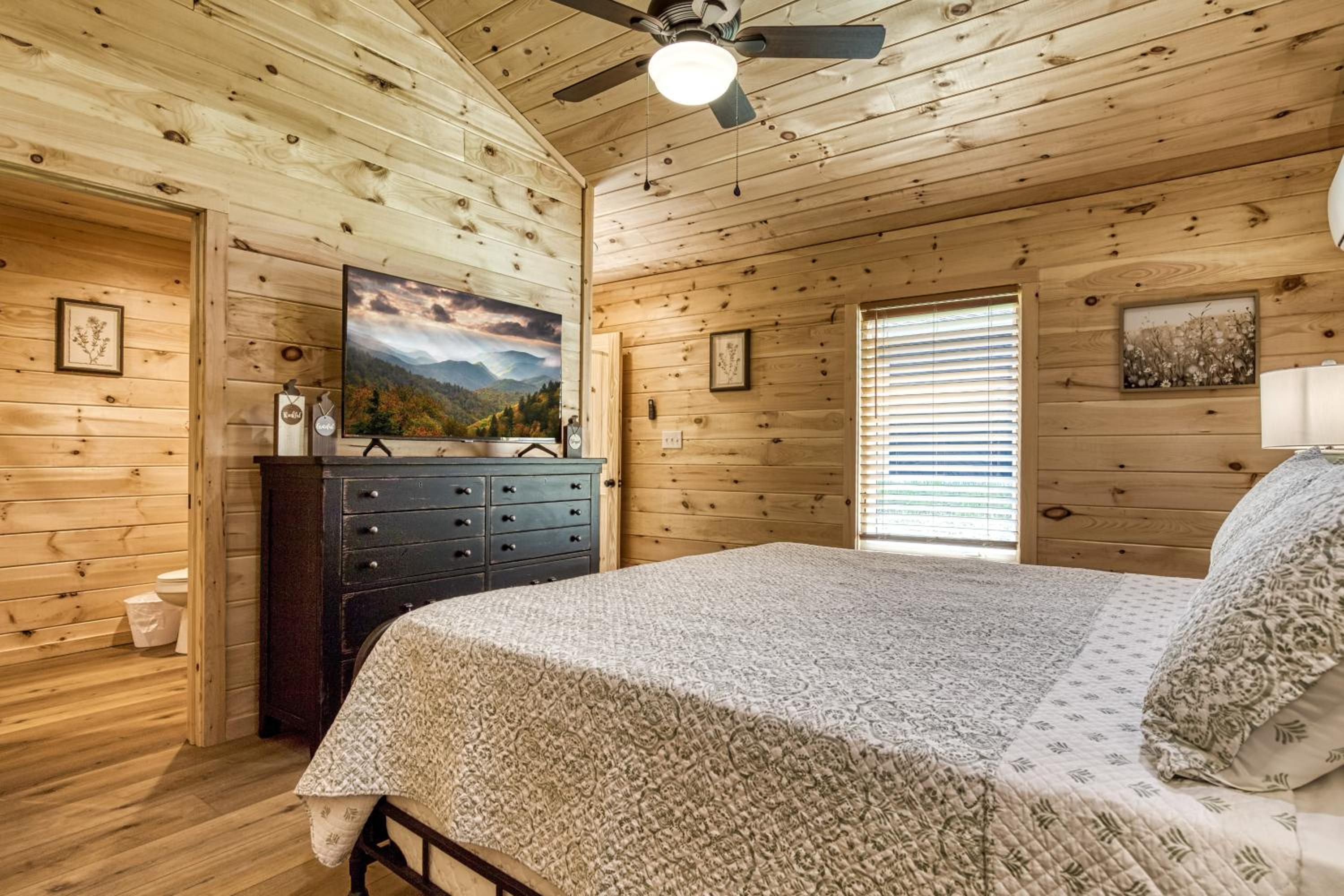 Little Haven Cottage-Pickleball Court, Creek, WIFI, Mountain Views, Starting at 79