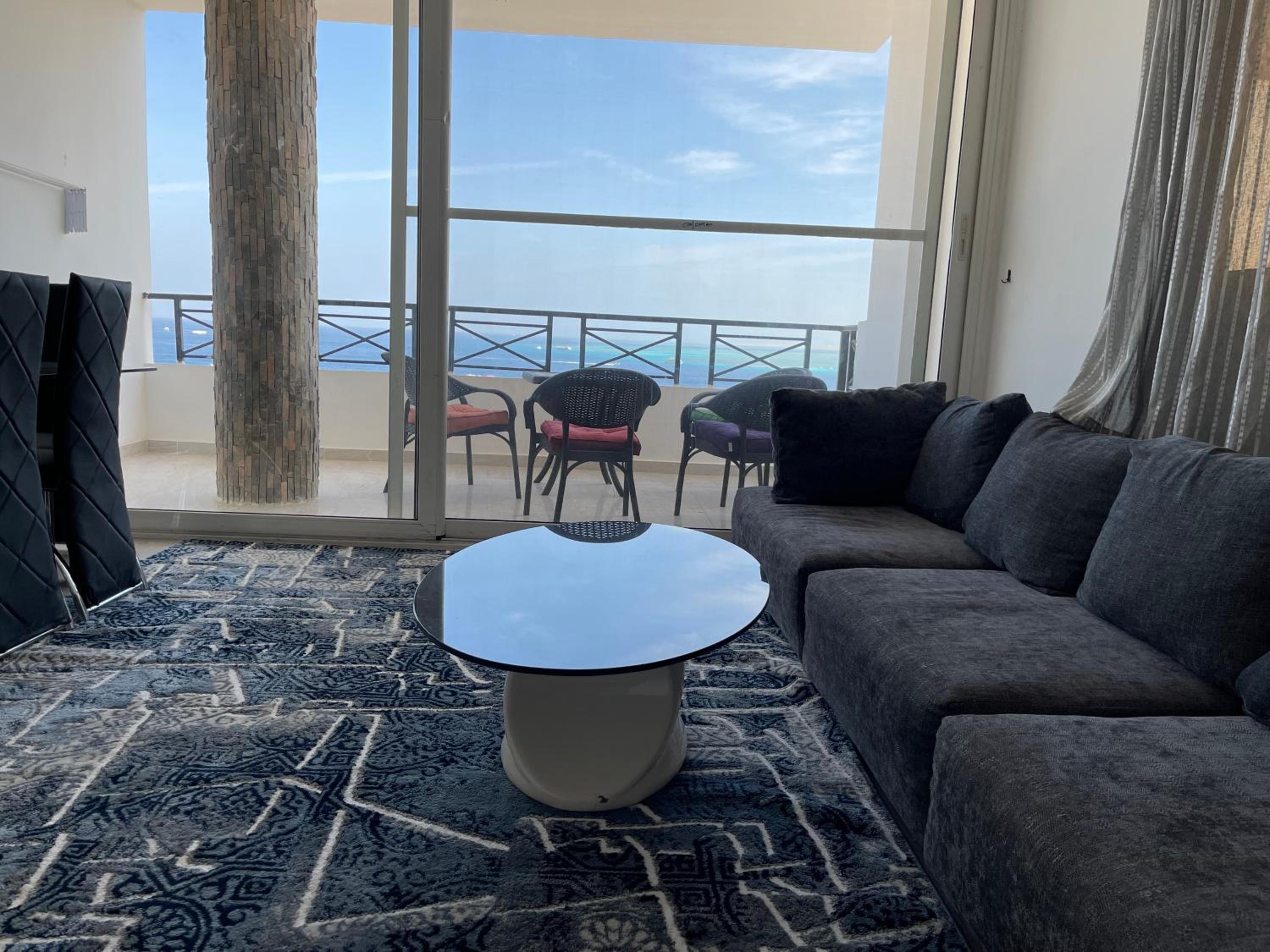 Sea view apartment , 3 bedrooms in city center front of the sea F 10 view 4
