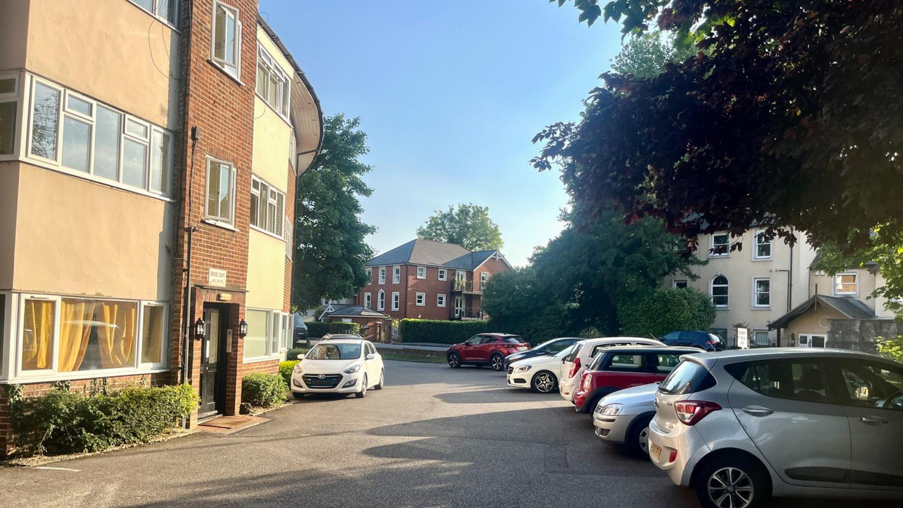 Modern 1 Bedroom Apt in Maidenhead nr River Thames view 3