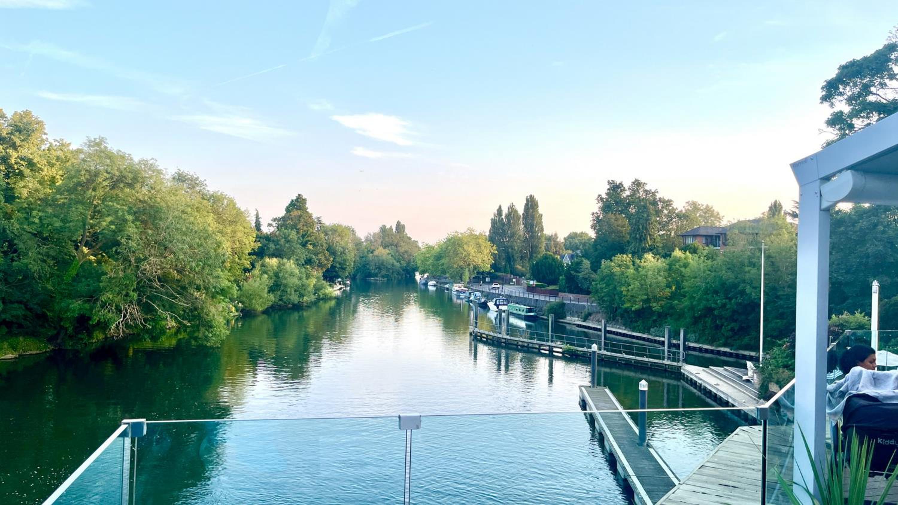 Modern 1 Bedroom Apt in Maidenhead nr River Thames view 2