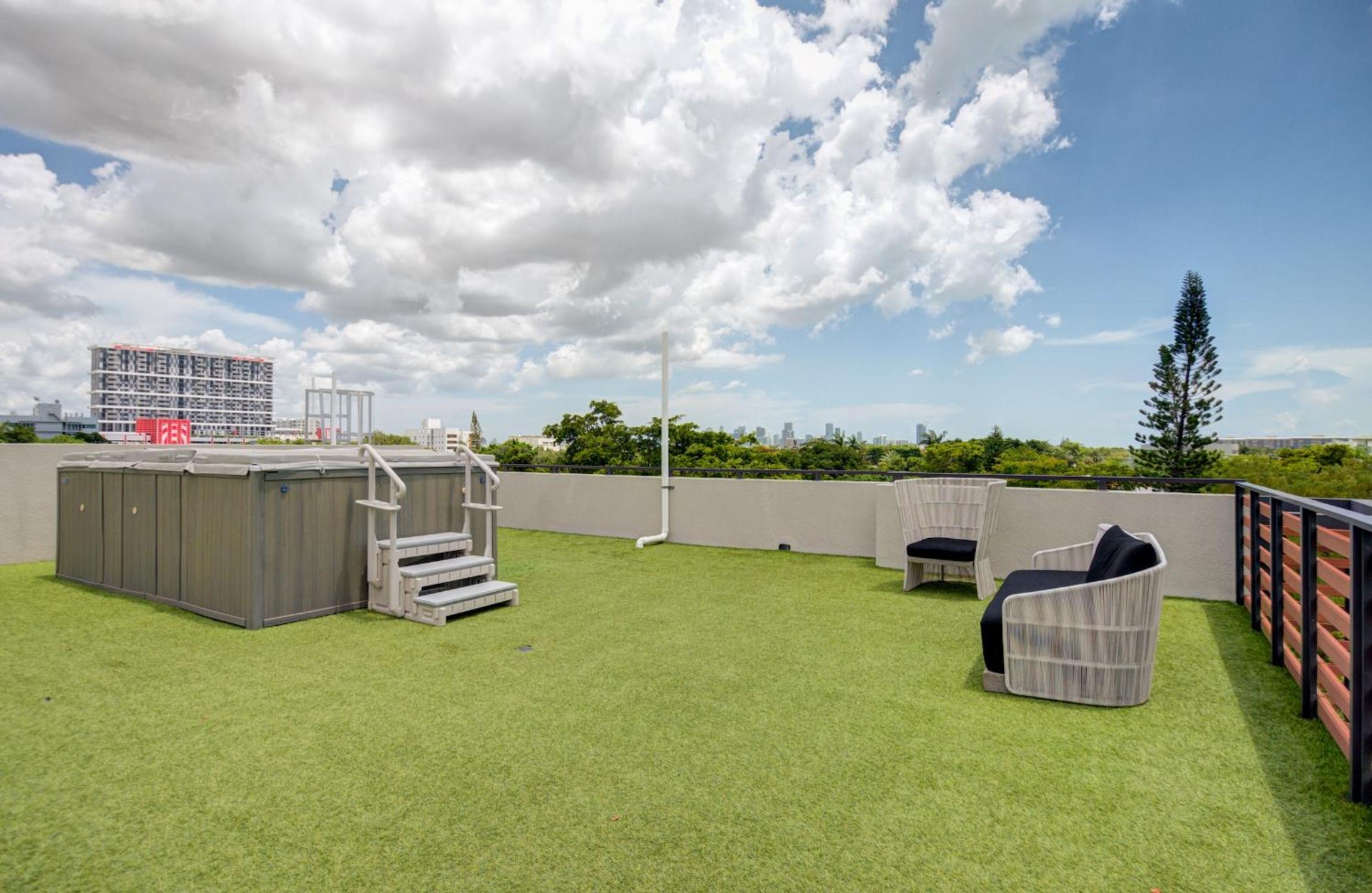 Modern 3BR PH with Rooftop Plunge Pool in Miami