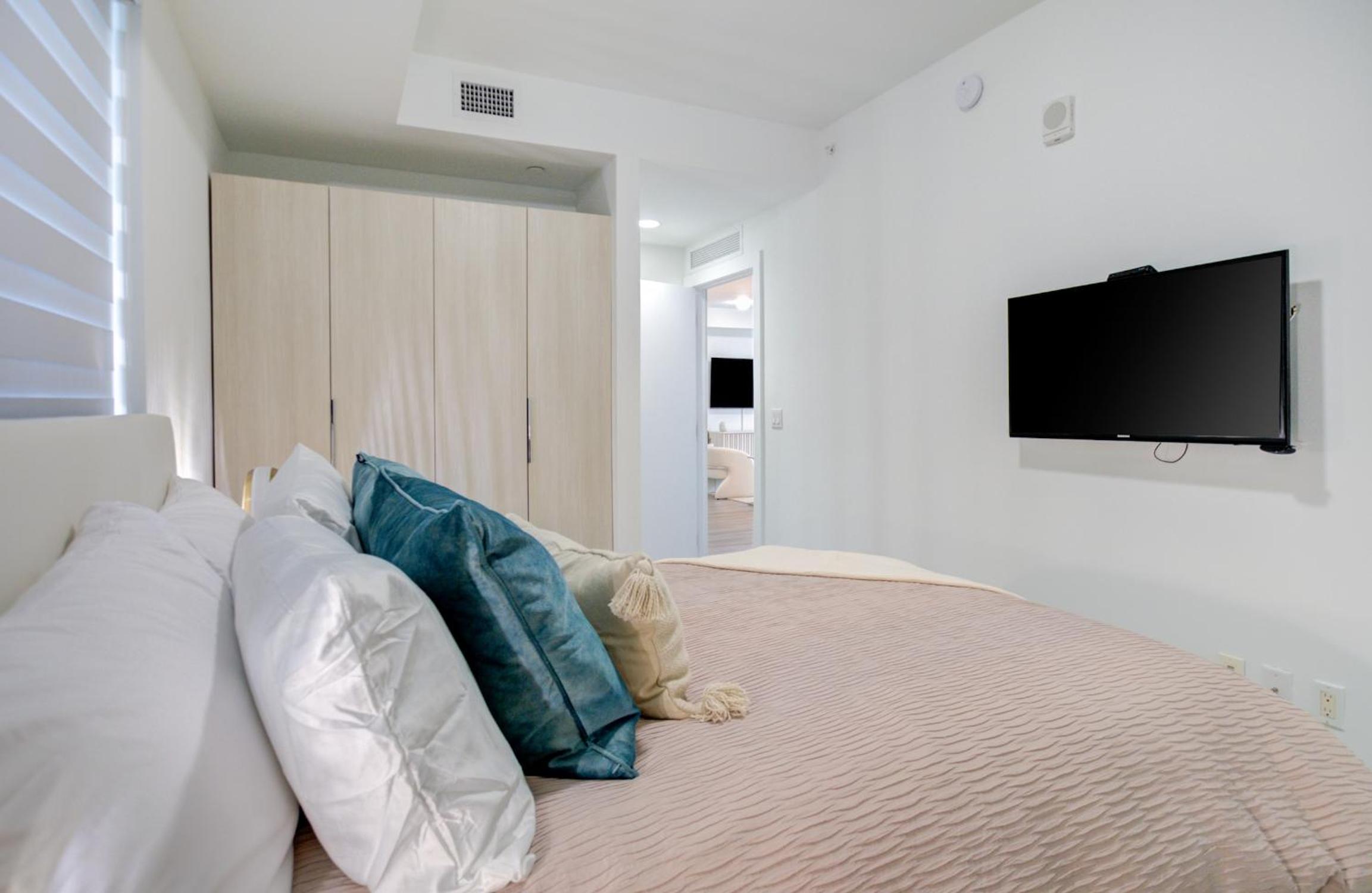 Modern 3BR PH with Rooftop Plunge Pool in Miami