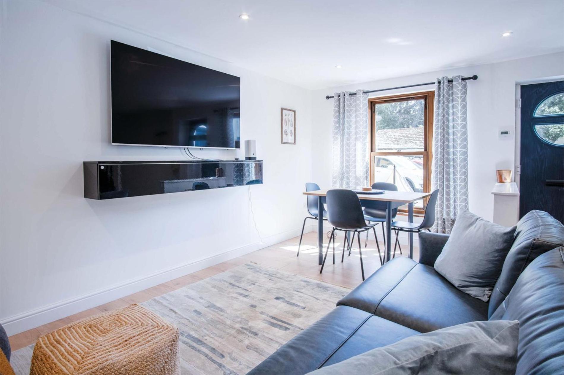 The Cottage - 2 Bedroom Cottage - Tenby view 2