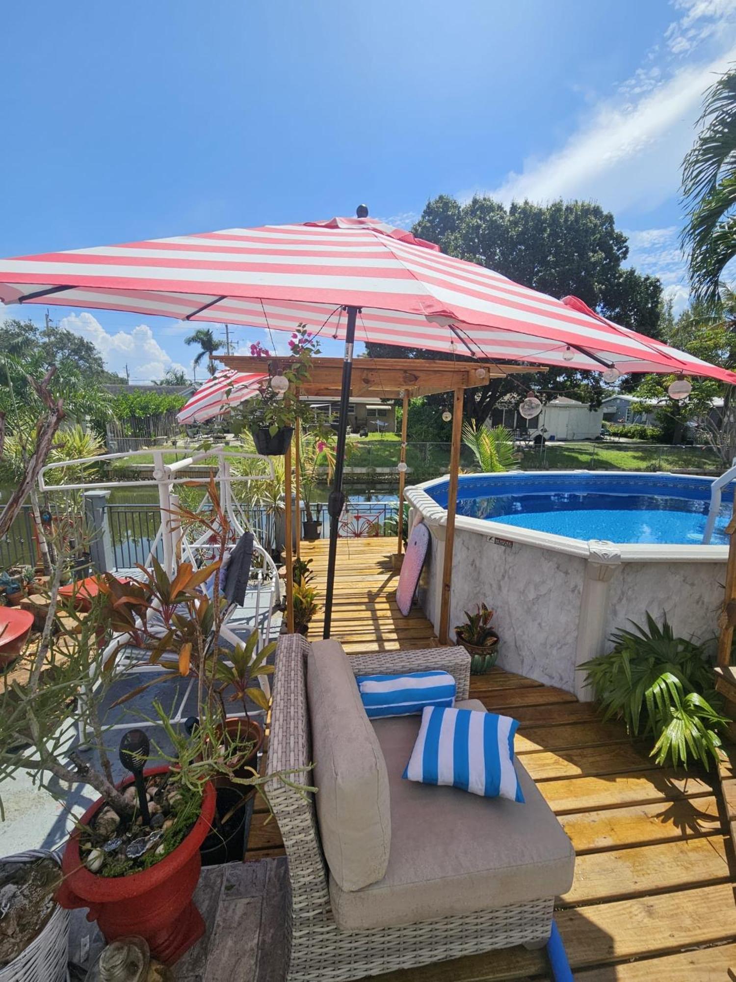 Waterfront Pool Paradise Luxe Home, Modern, Near Best Beachs Shopping,Hard Rock Casino Fun - Image 1