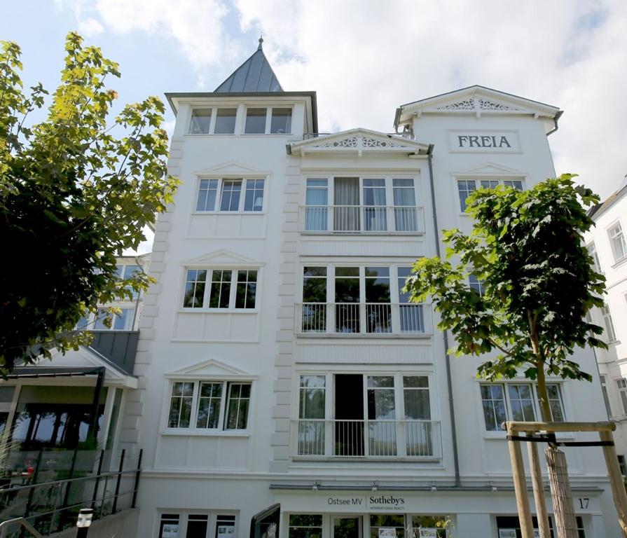 FeWo in direkter Strandlage mit eingeschränktem Meerblick, Villa Freia 09, Binz