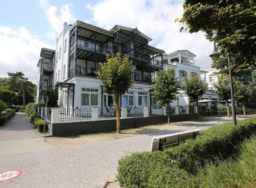 Villa Strandblick in Binz, FeWo direkt am Strand mit Balkon und seitlichem Meerblick