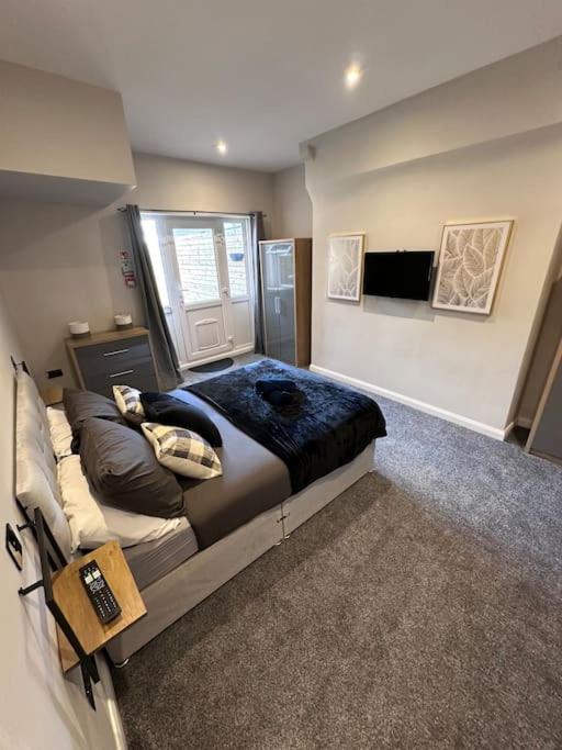 Stunning 2 Bedroom Beach Apartment With Garden view 4