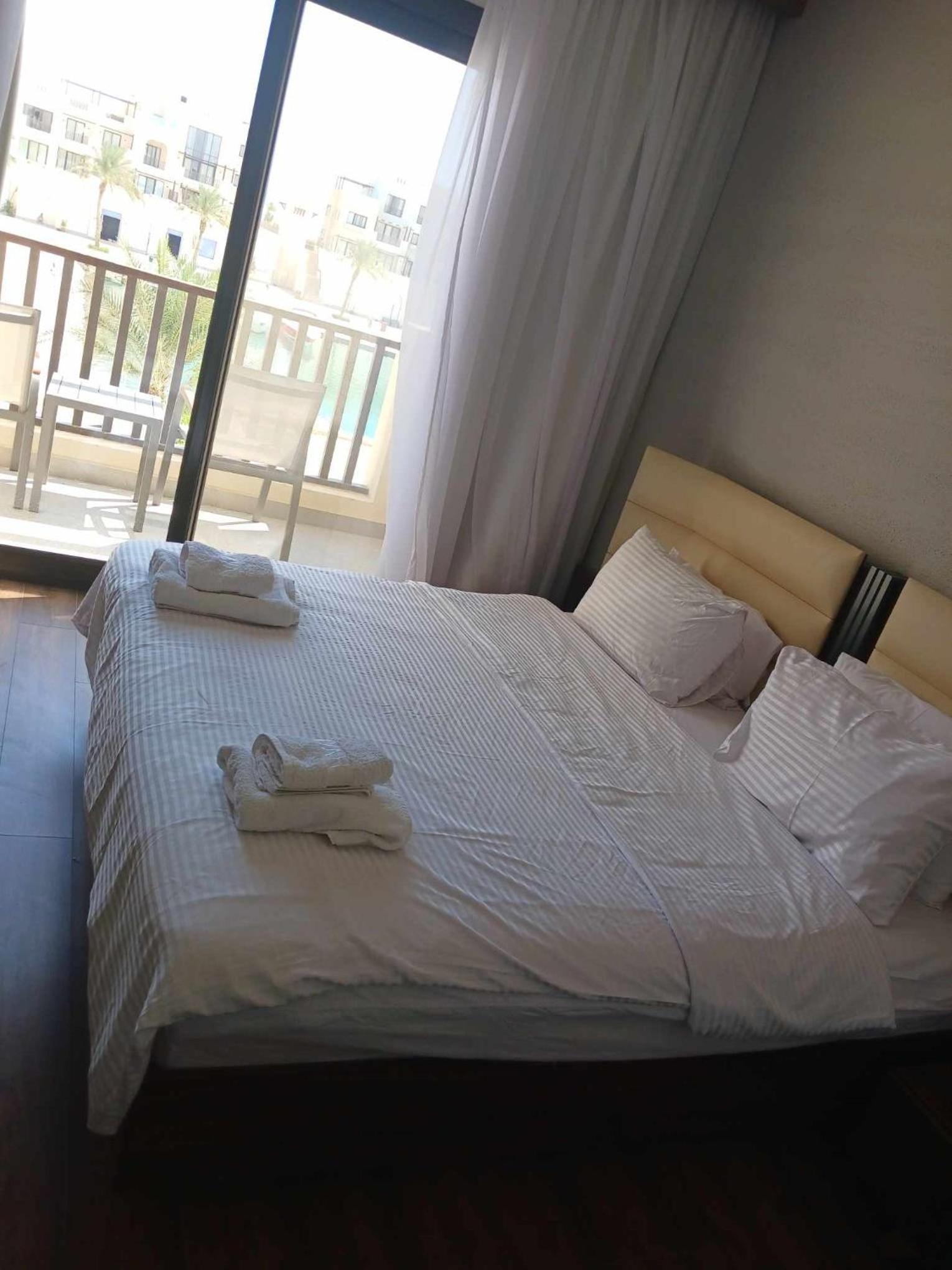 Nayah Stays, Luxurious bedroom in Fanadir Marina