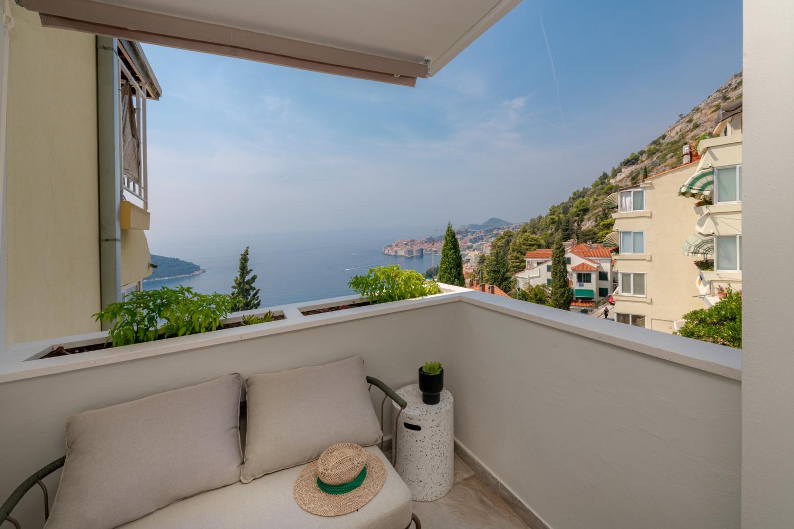 Golden Niche Apartment