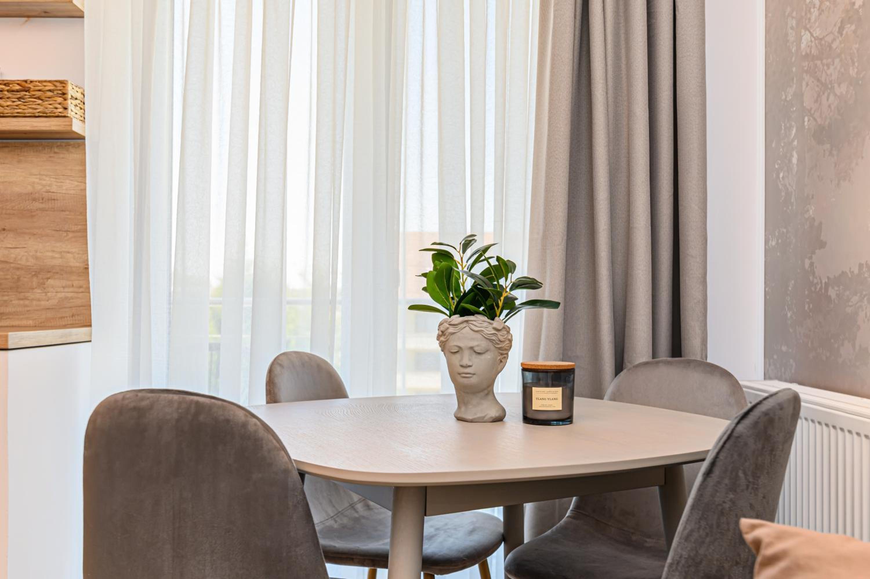 Larabelle Home Coresi