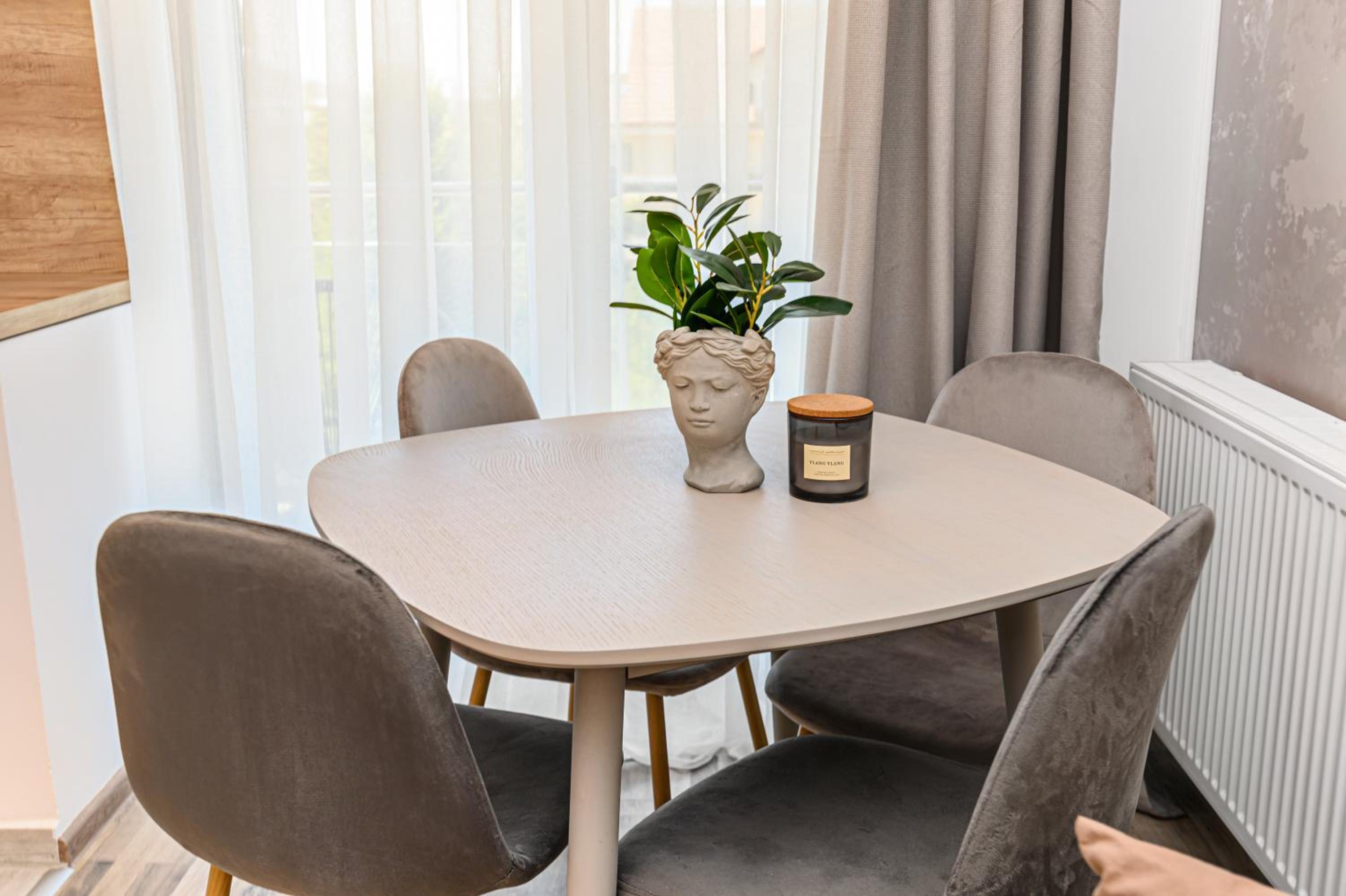 Larabelle Home Coresi