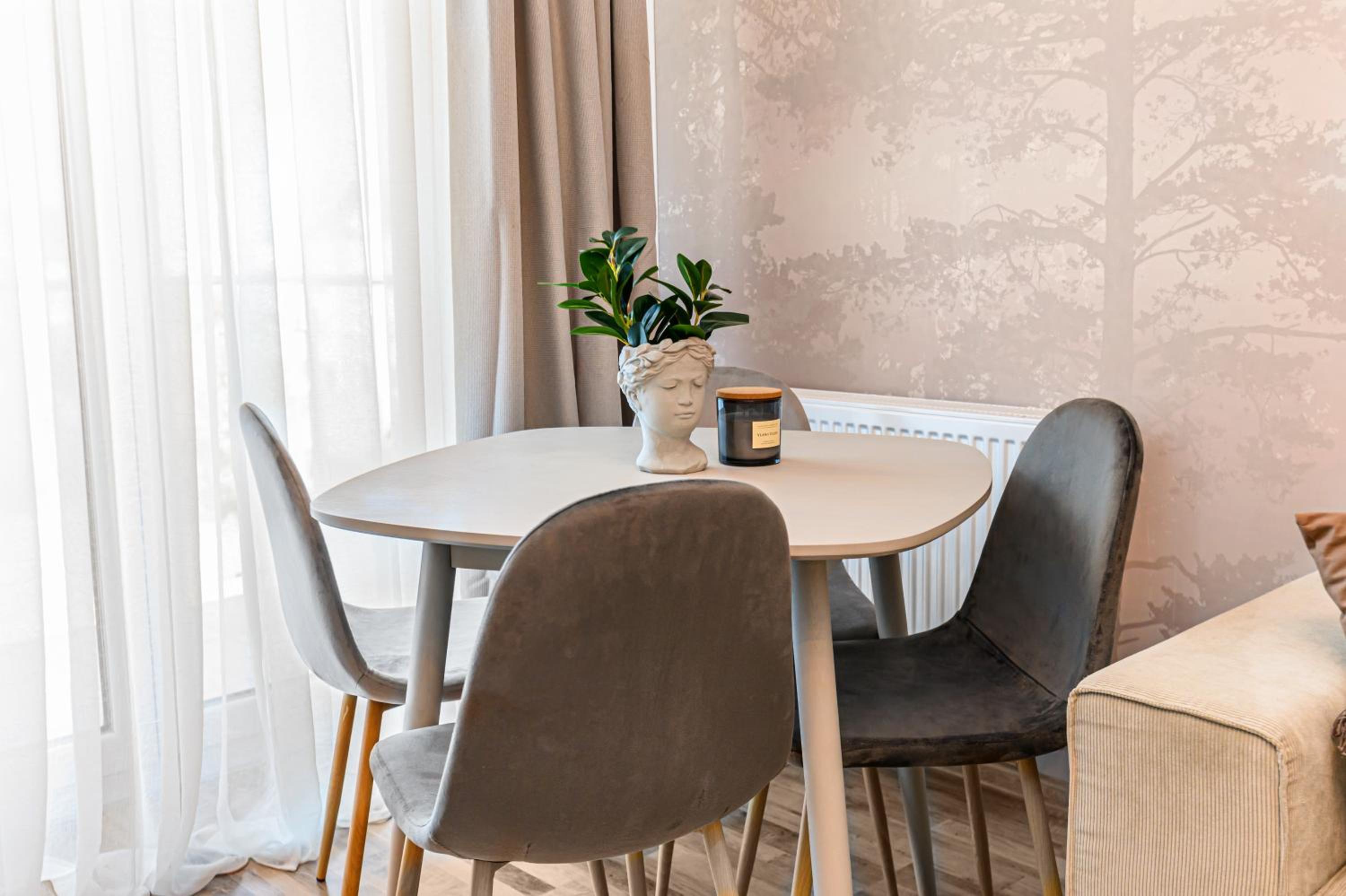 Larabelle Home Coresi