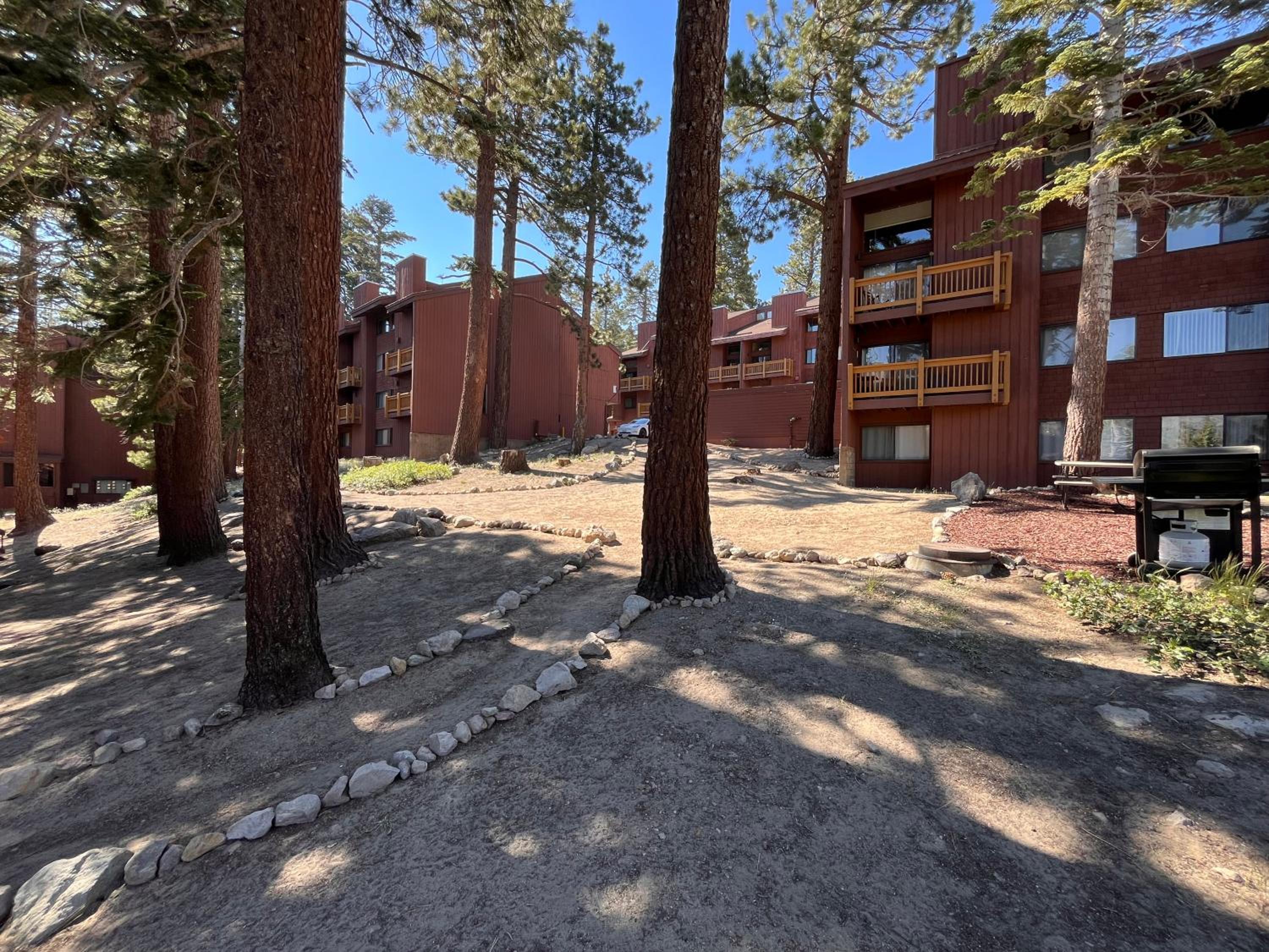 Hotel Cozy Studio with Loft at Mammoth Ski & Racquet Club, Hot Tub, Garage, 10 Min Walk to Ski Lifts - Image 1