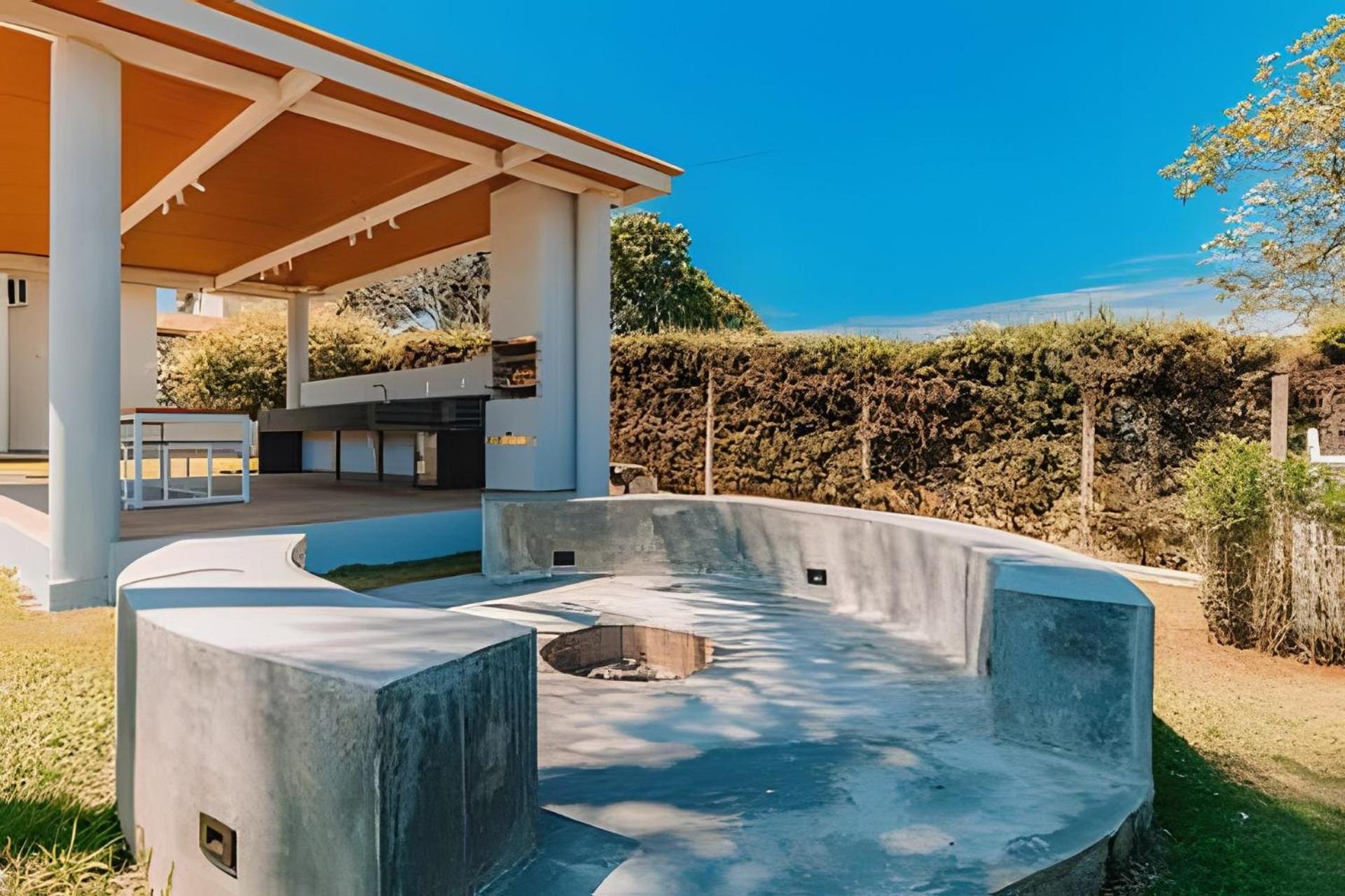 Descanso e Diversão: Piscina e Gourmet em condomínio à 65km de SP