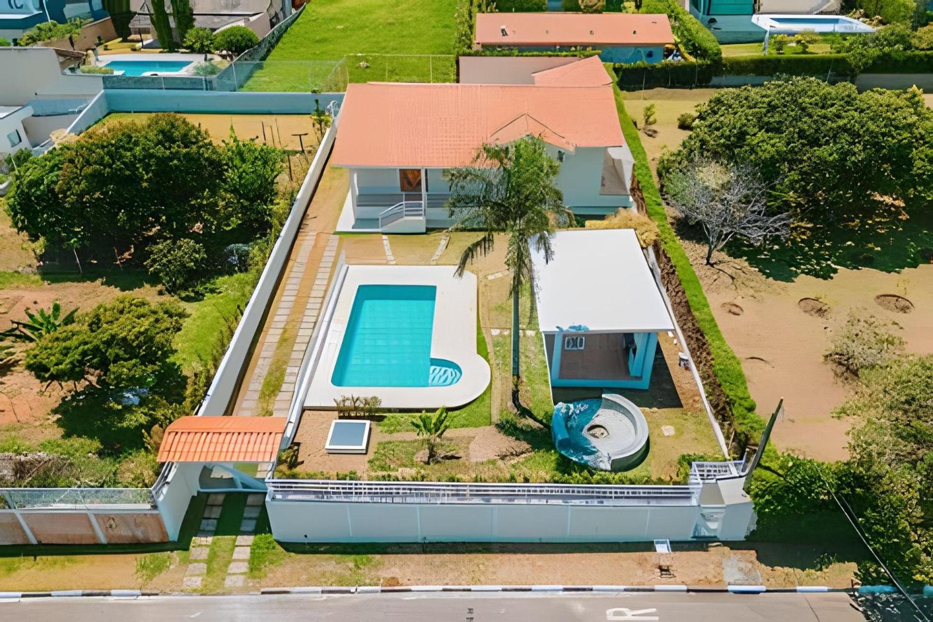 Descanso e Diversão: Piscina e Gourmet em condomínio à 65km de SP