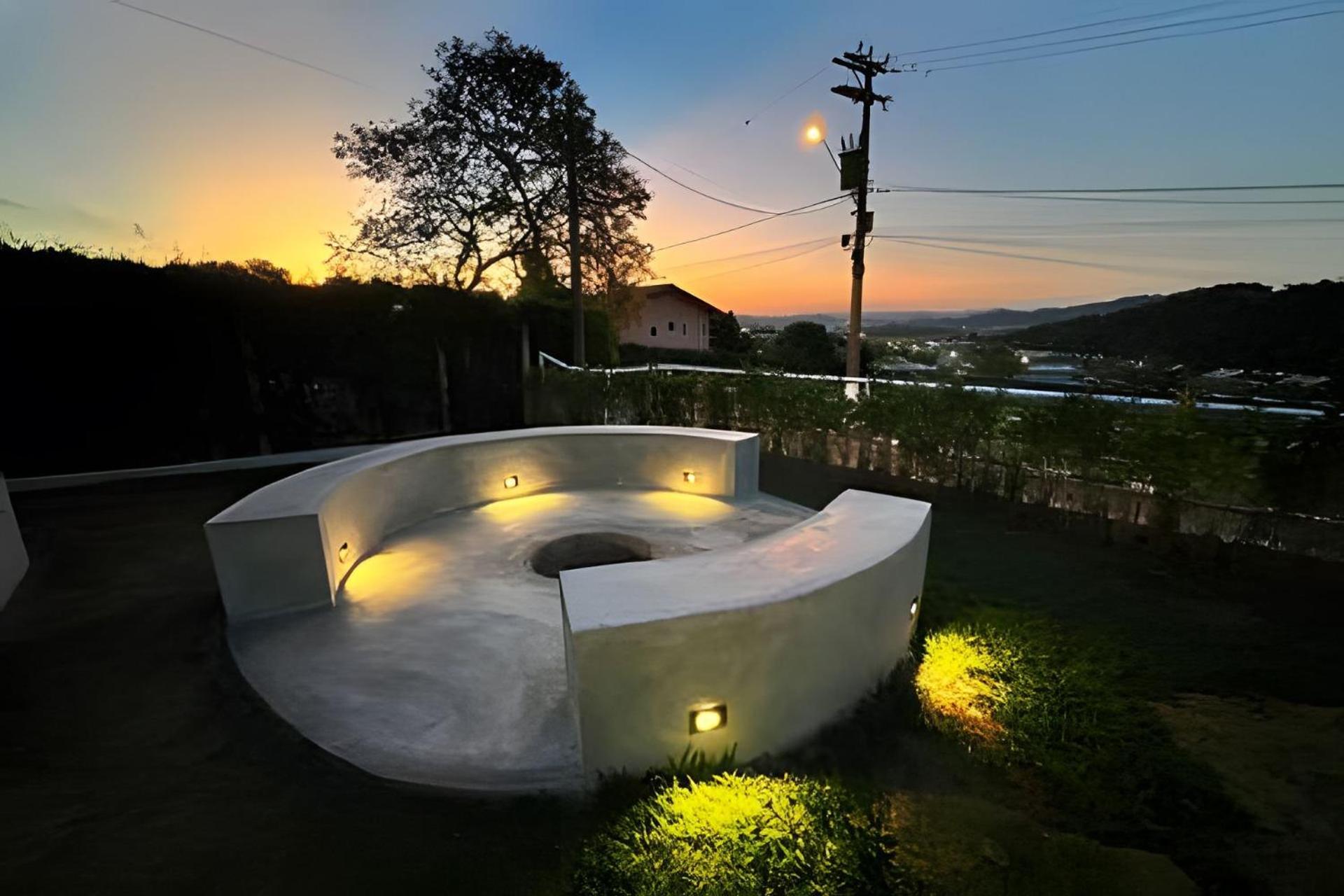 Descanso e Diversão: Piscina e Gourmet em condomínio à 65km de SP
