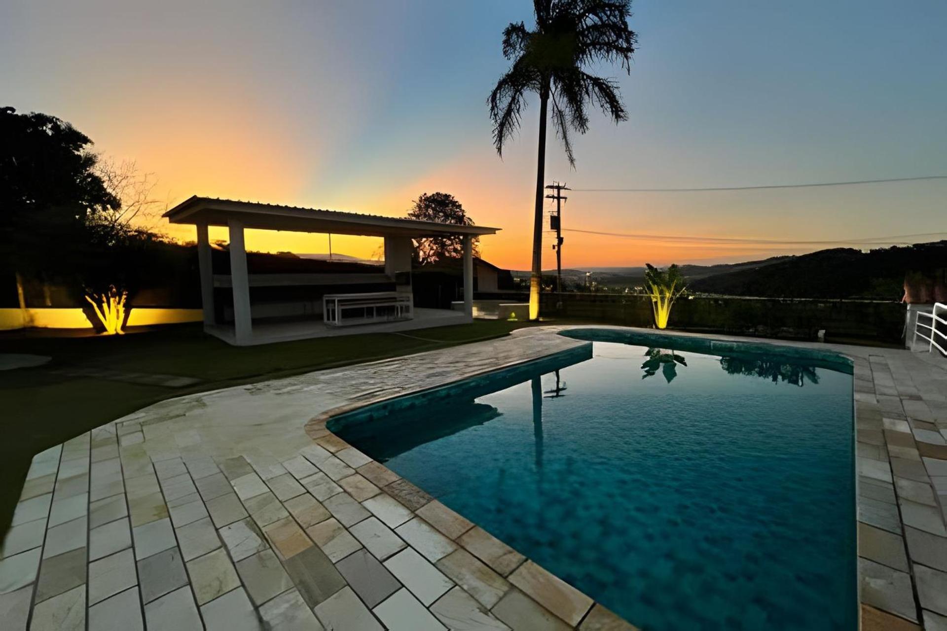 Descanso e Diversão: Piscina e Gourmet em condomínio à 65km de SP