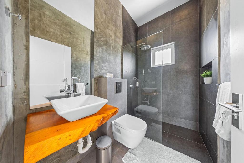 Luxury 1BR Getaway wPool in Washington by LUCHA