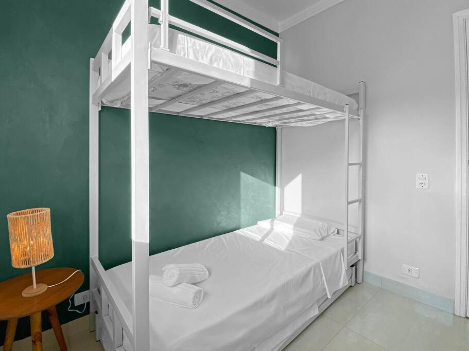3 Quartos - Piscina - Varanda - Serviço Praia - AC