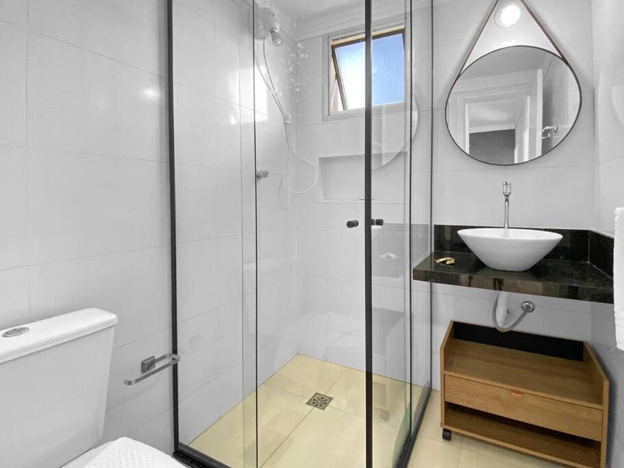 3 Quartos - Piscina - Varanda - Serviço Praia - AC