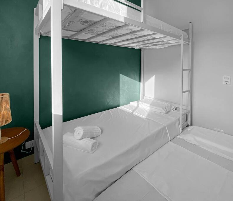 3 Quartos - Piscina - Varanda - Serviço Praia - AC