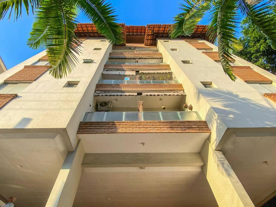 3 Quartos - Piscina - Varanda - Serviço Praia - AC