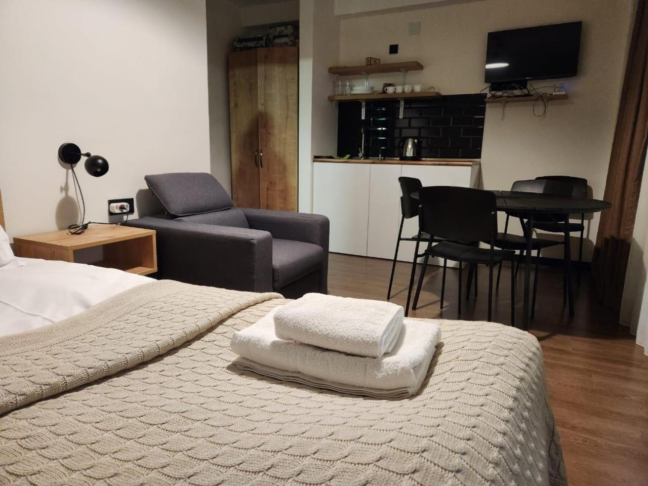 Walk to Ski Lift-1BR-Studio-Balcony-Parking view 4