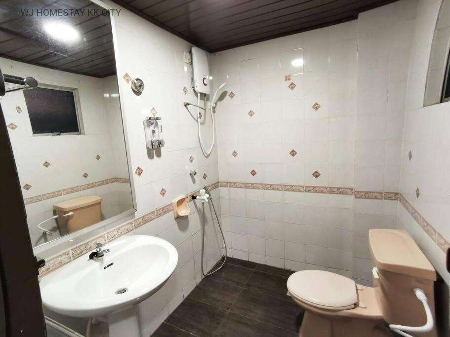 JUNE HOMESTAY API API APARTMENT BESIDE CENTRE POINT STUDIO 3Pax